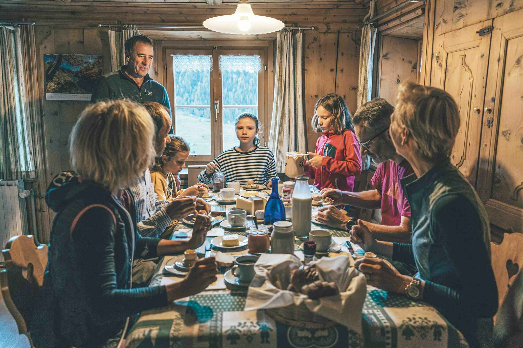 Der Tag beginnt mit einem gemeinsamen Frühstück in der urigen Stube am Hof. 