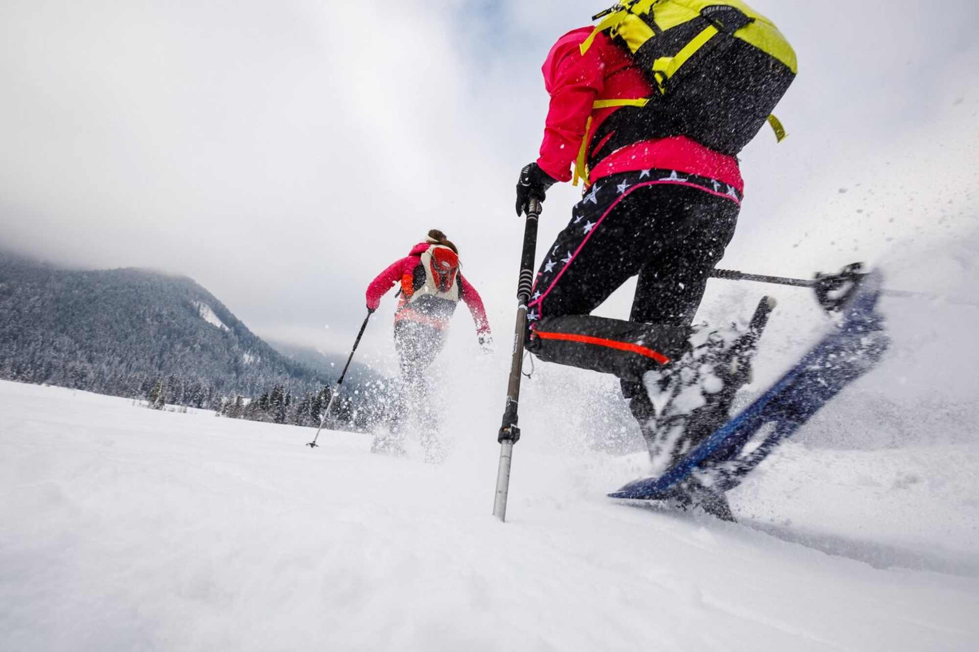 Mit Schneeschuhen durch den tiefen Schnee