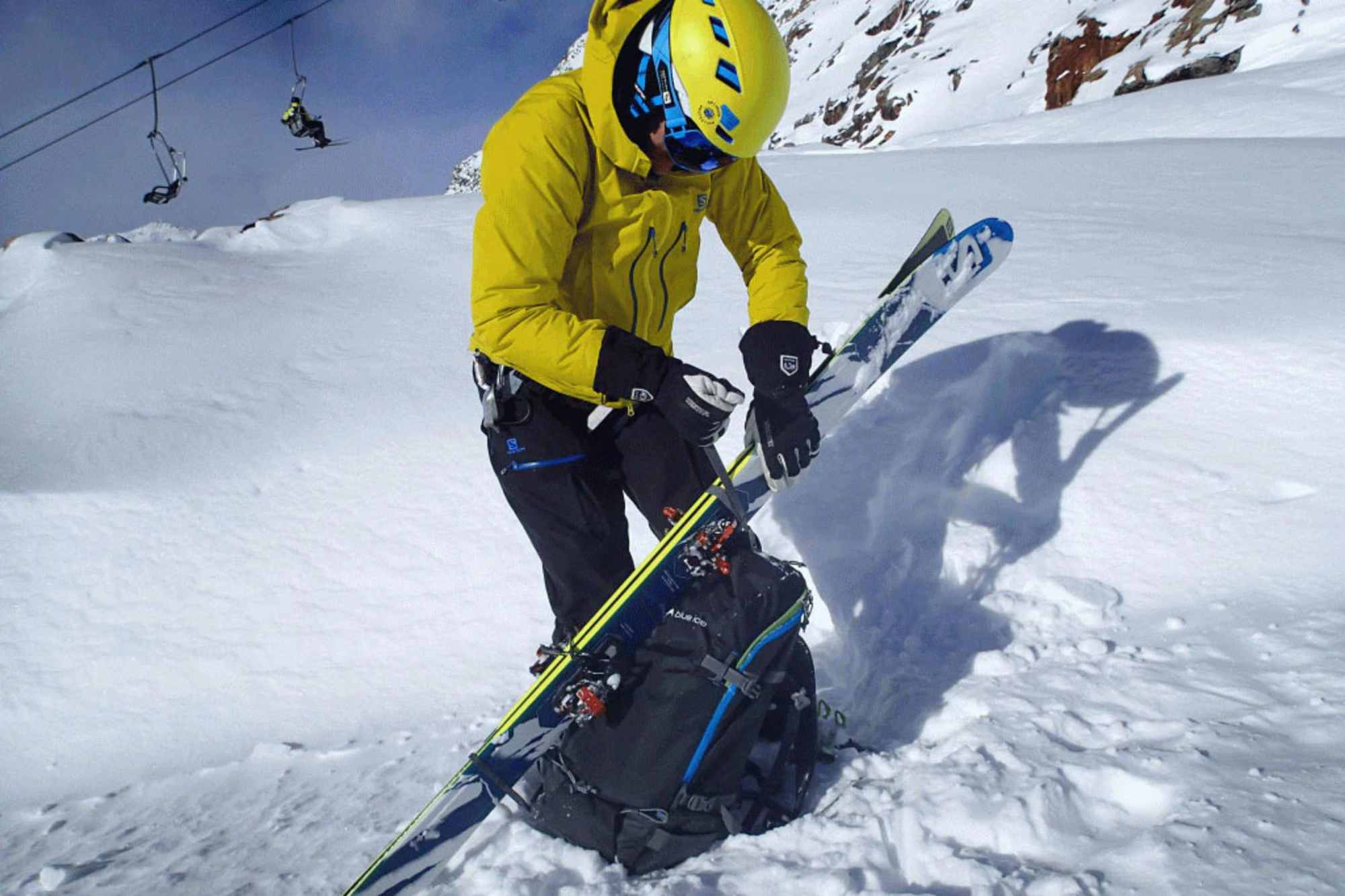 Skier diagonal am Rucksack befestigen