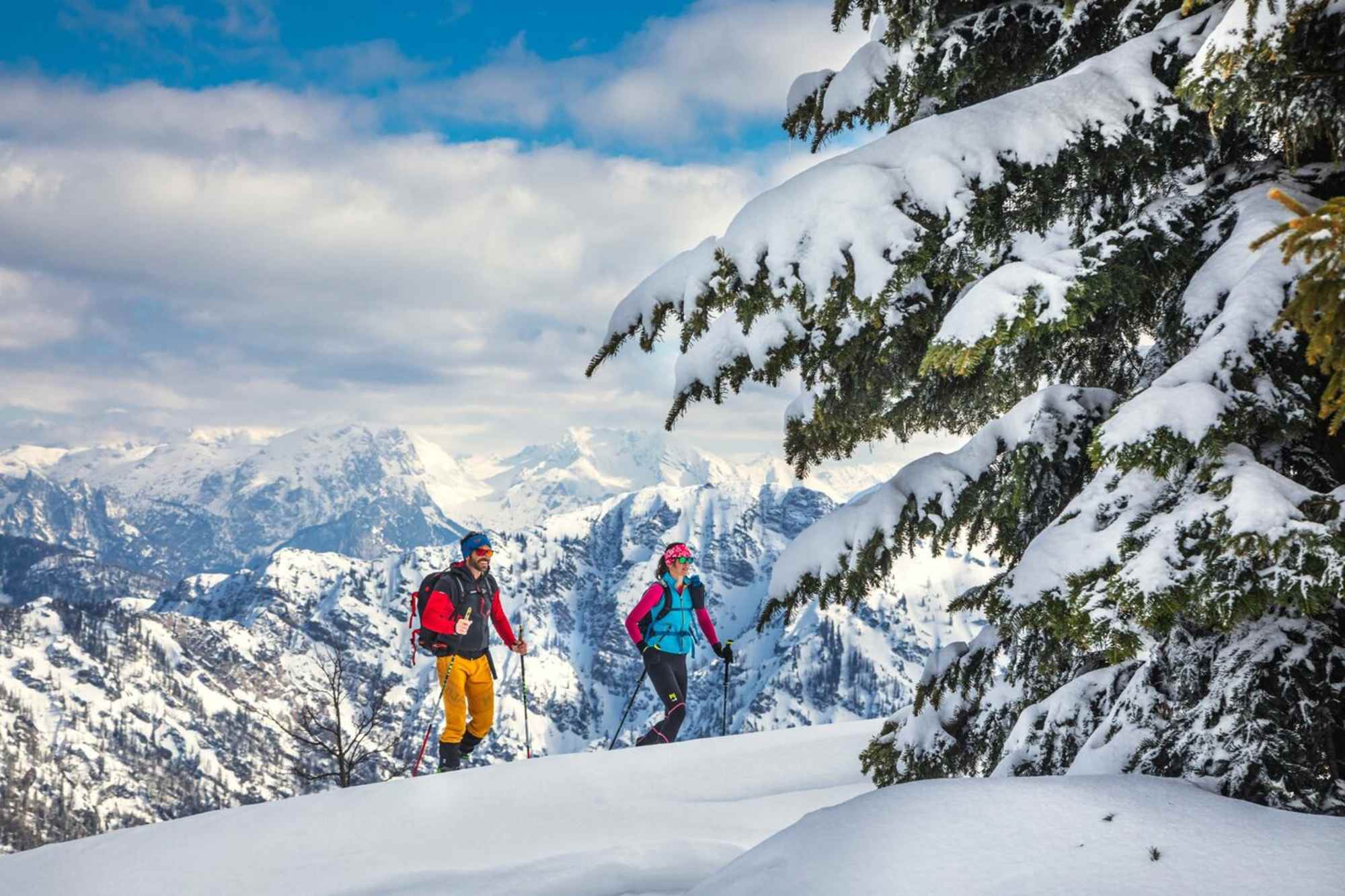Mit Tourenskiern durch die verschneite Winterlandschaft aufwärts