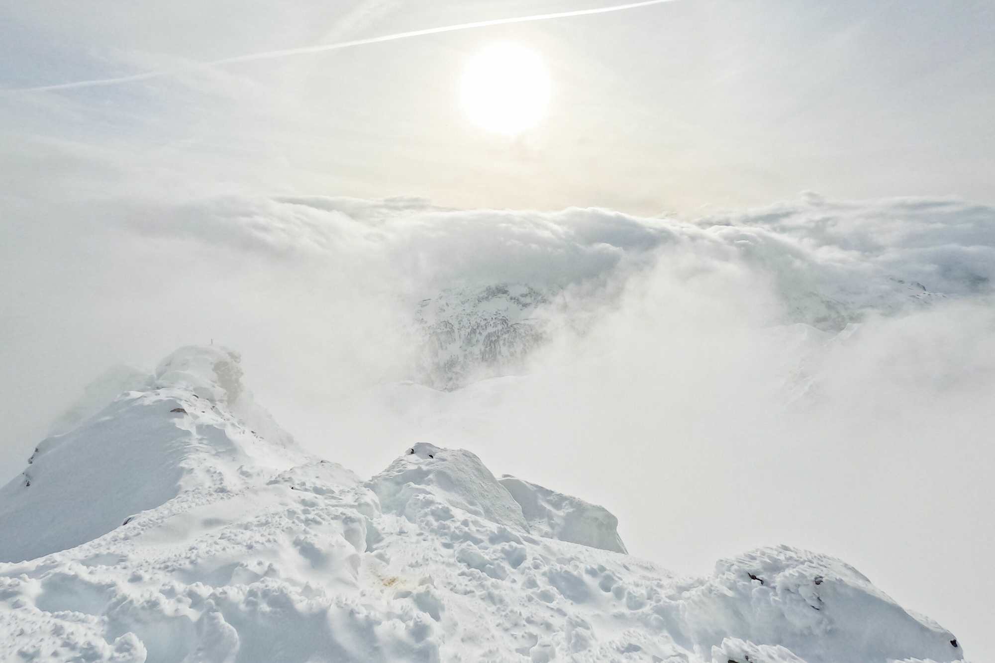  Wolken werden über die umliegende Bergwelt gedrückt