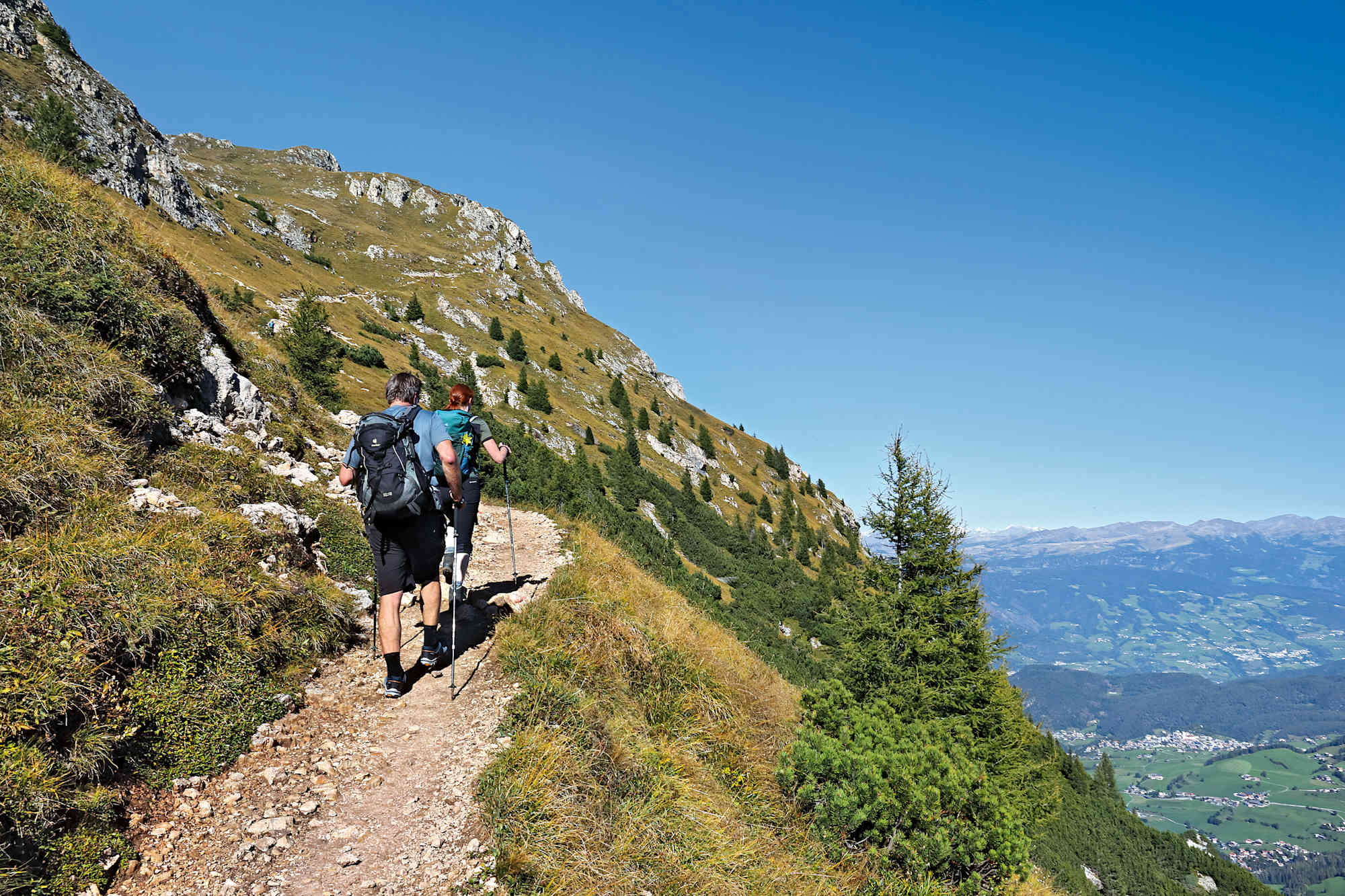 Ein guter Bergweg führt hinauf zum Schlernplateau.