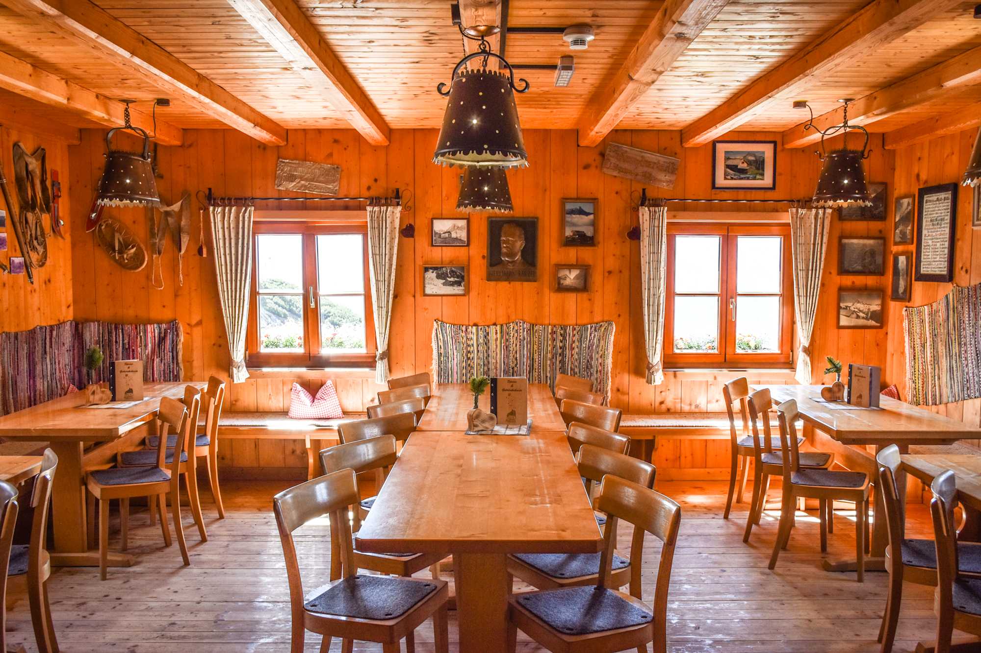 Gastraum der Hermann-von-Barth-Hütte