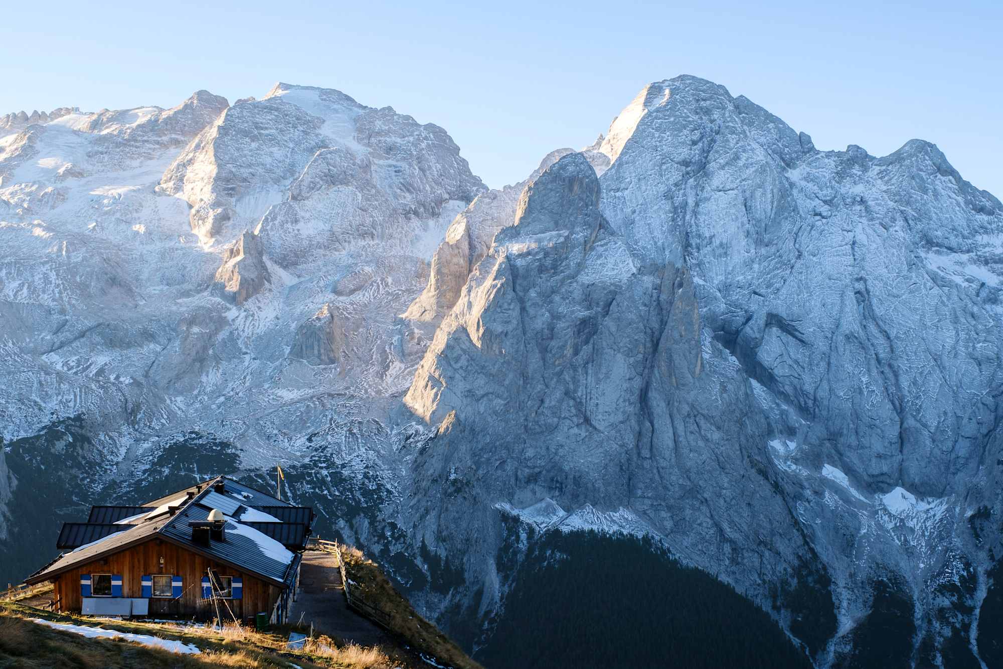 Bindelweghütte im Morgenlicht, Marmolata und Gran Vernel im Hintergrund