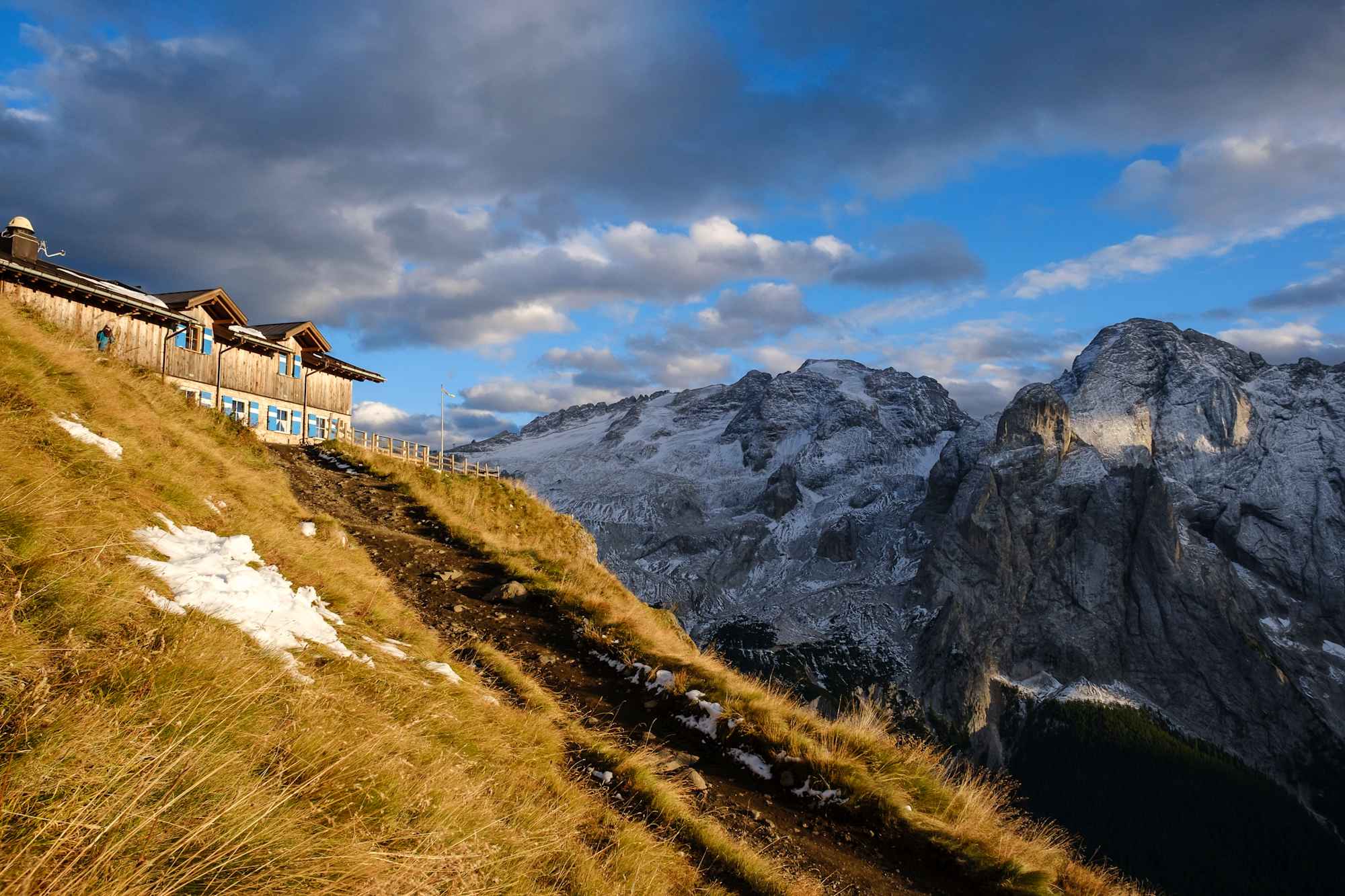 Das Rifugio Viel del Pan im Abendlich und fantastischer Aussicht.
