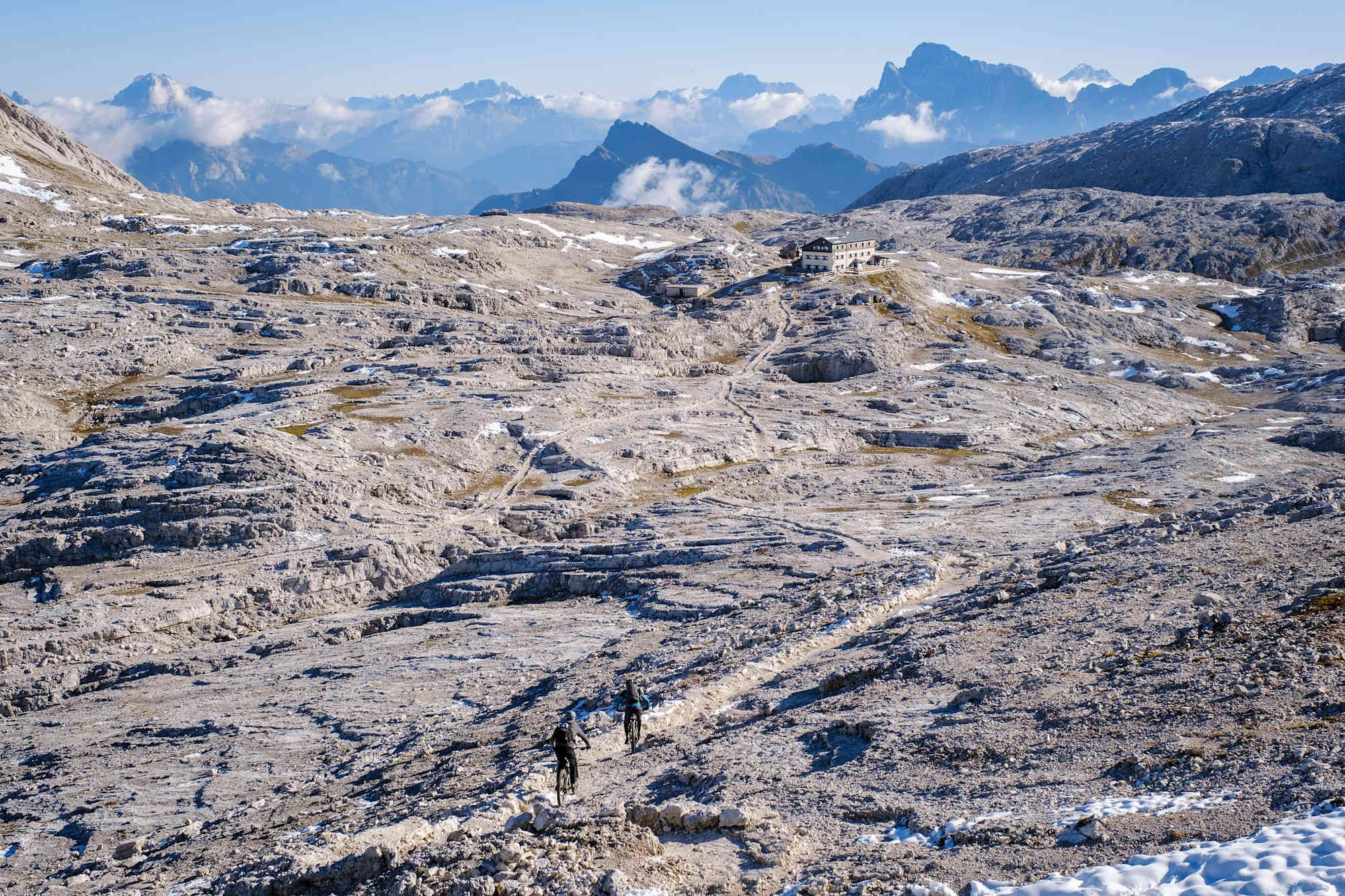 Die Rifugio Rosetta liegt am Hochplateau der Palagruppe in den Dolomiten