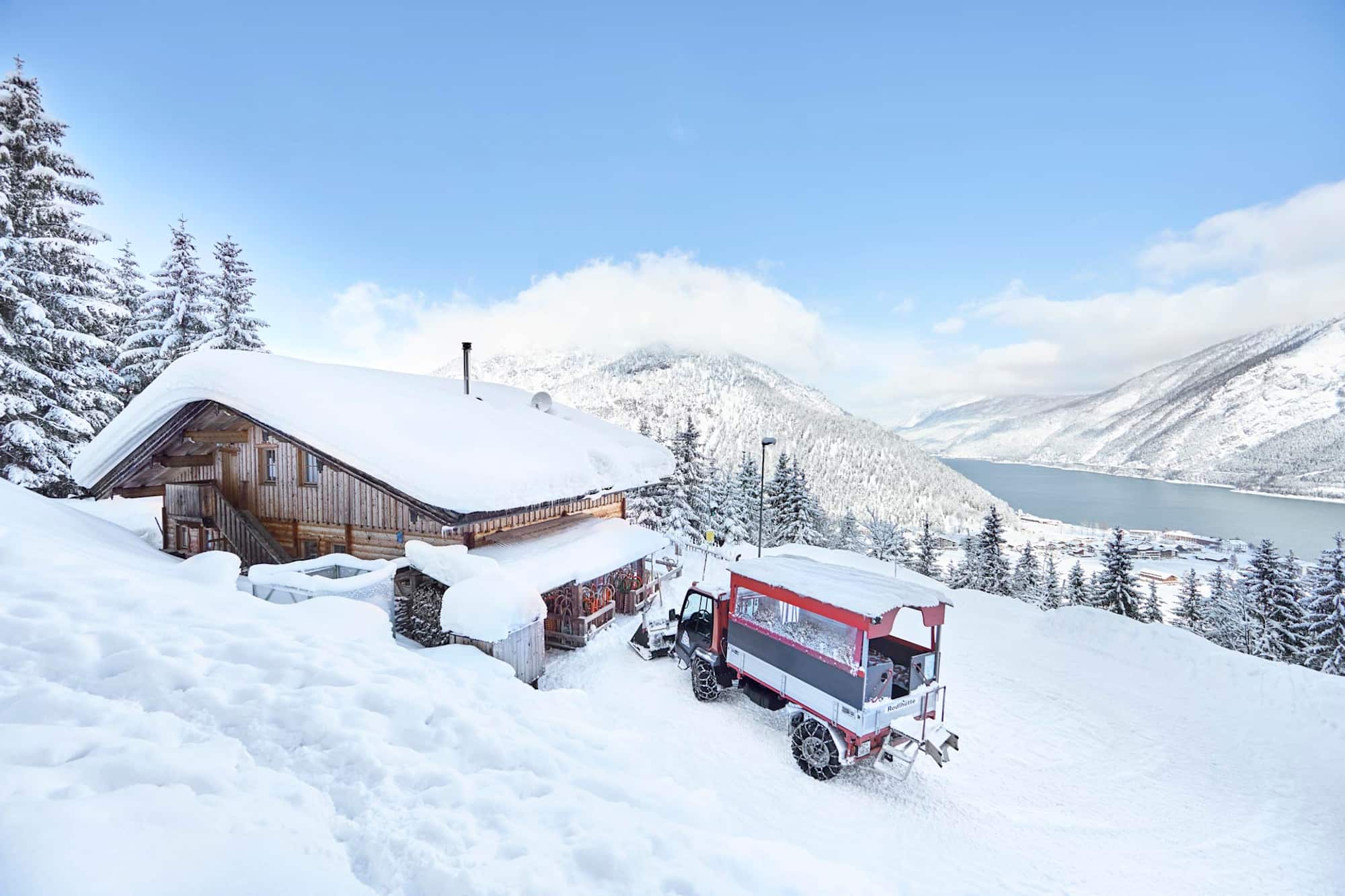 Die Rodlhütte bei Pertisau am Achensee im Winter