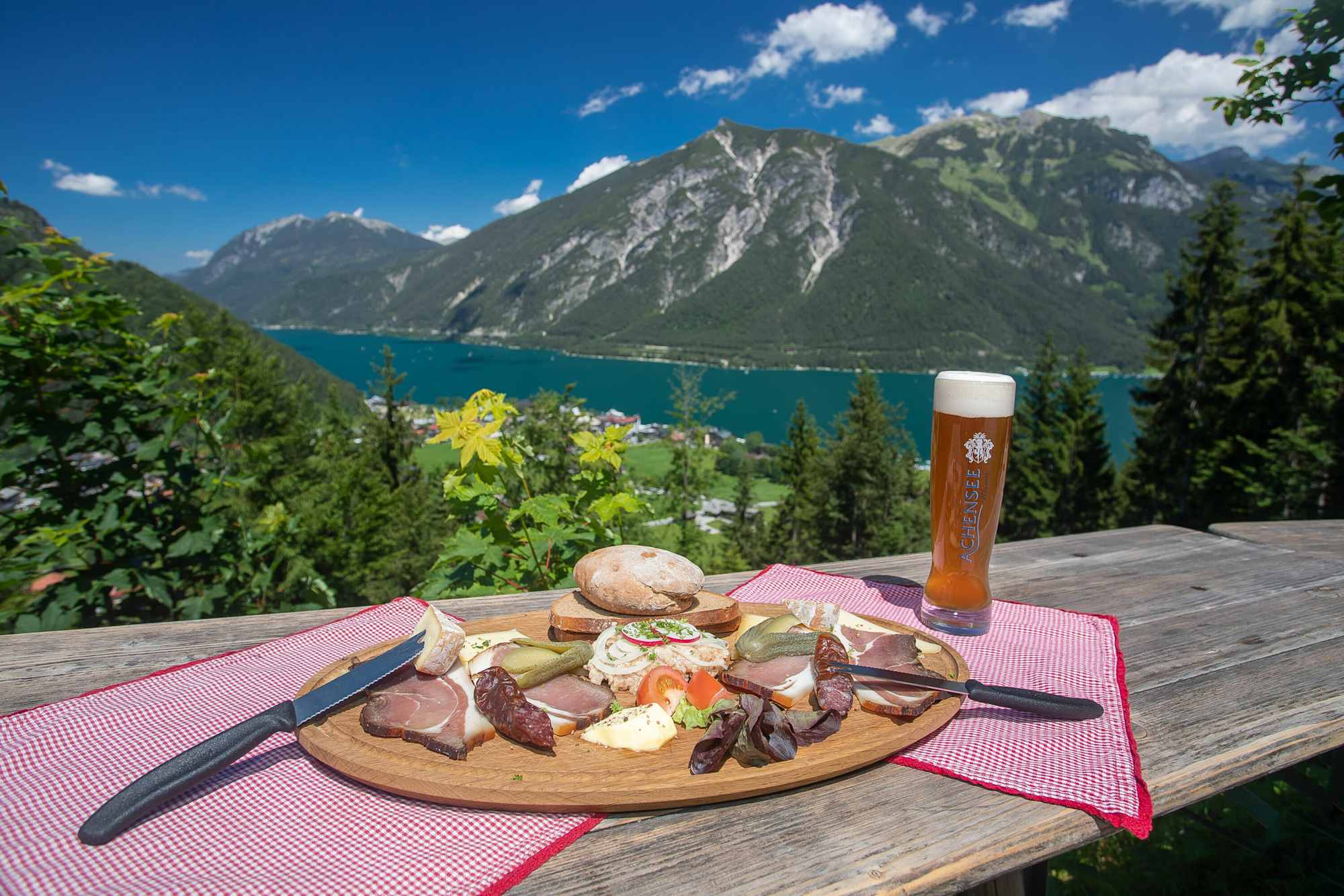 Traumhafter Blick von der Rodlhütte bei Pertisau auf den Achensee