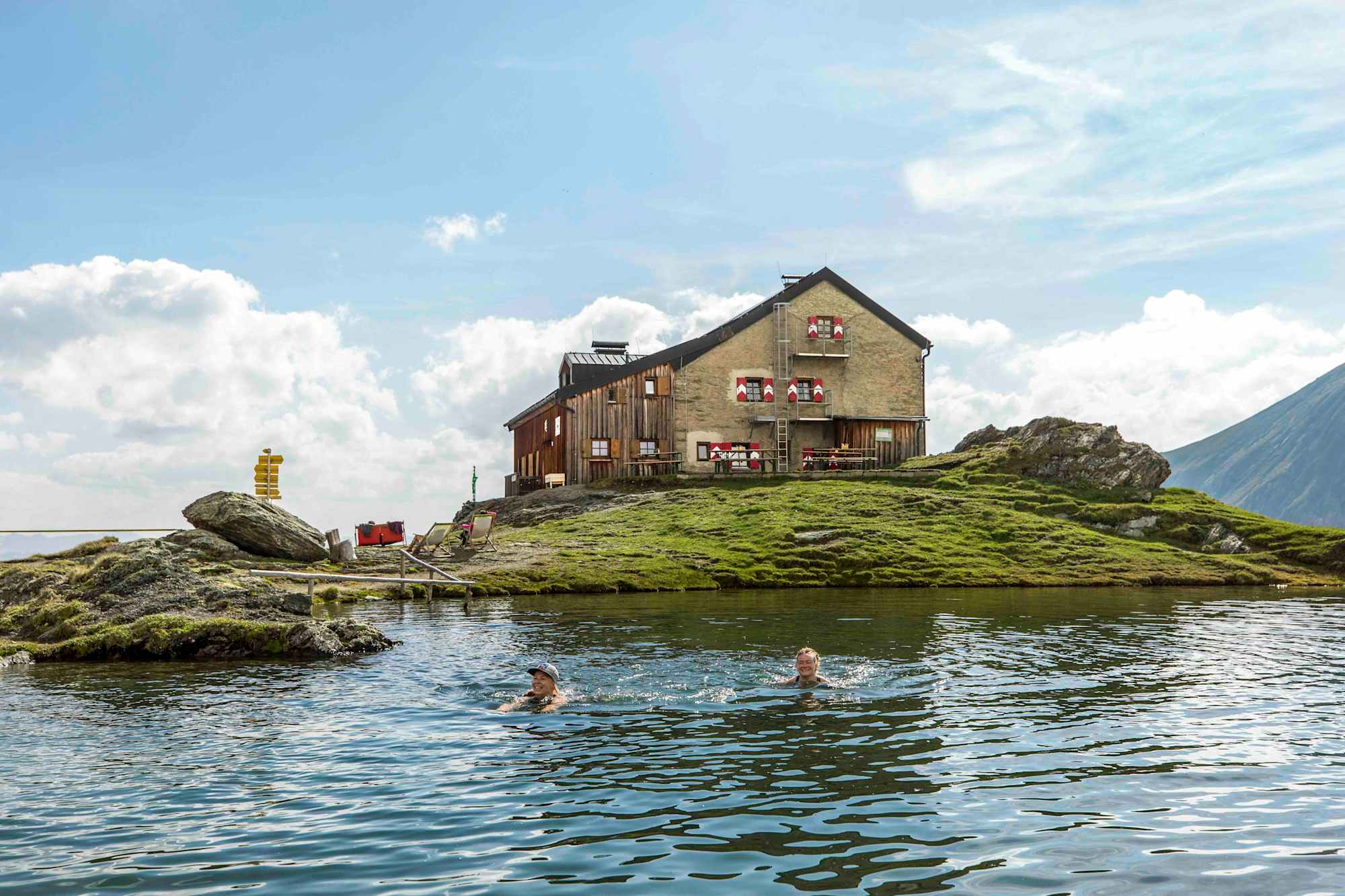 Schwimmen im See vor der Sudetendeutschen Hütte