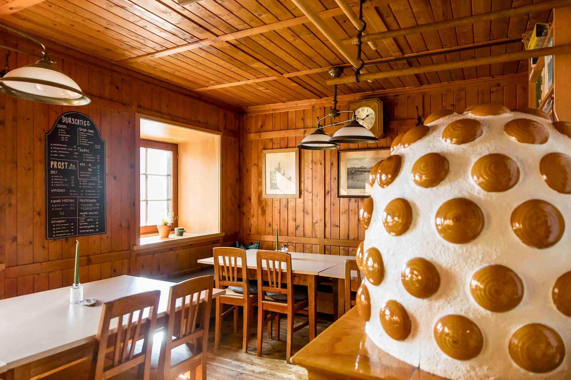 Stube mit Kachelofen in der Sudetendeutschen Hütte