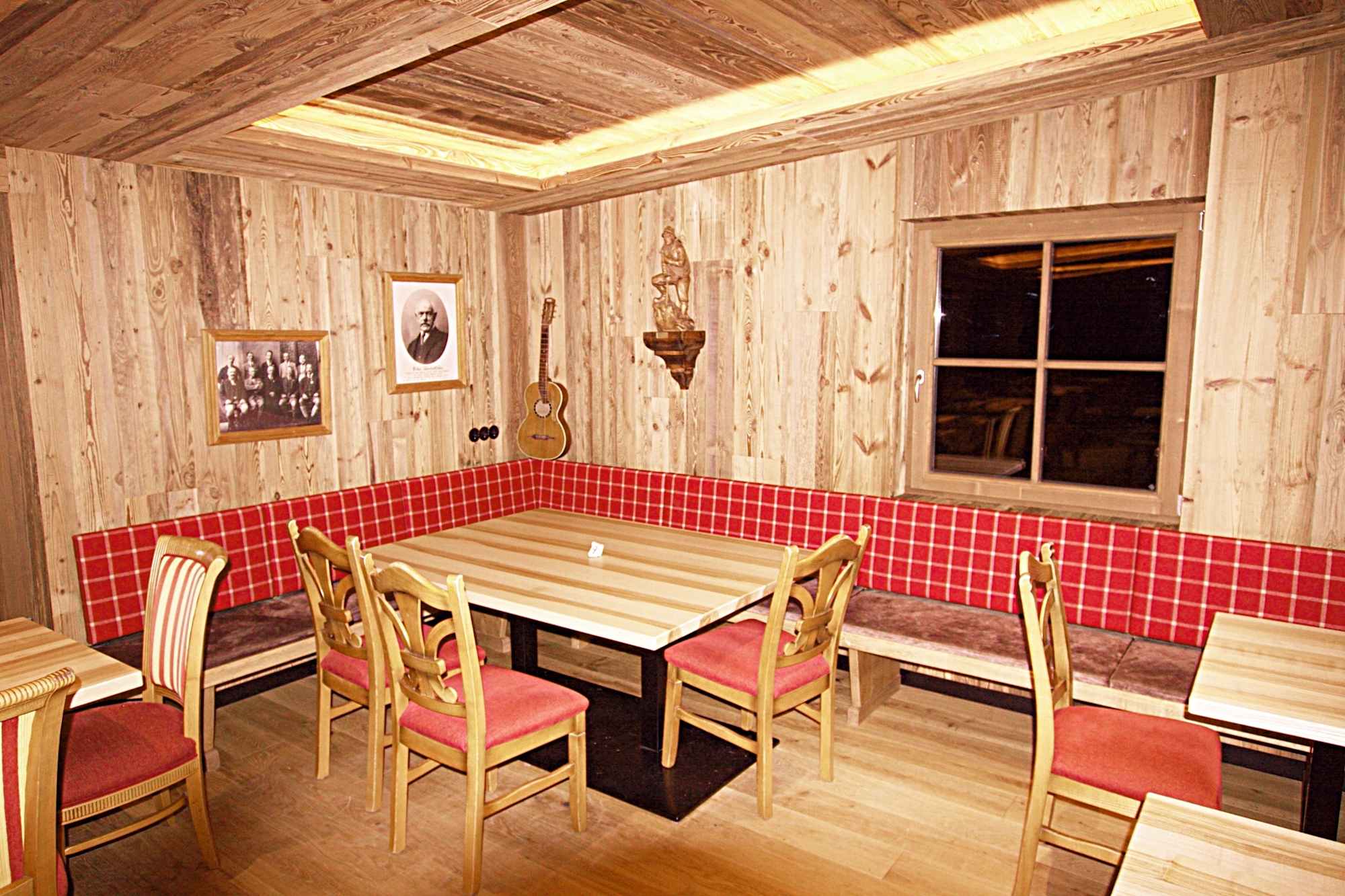 Stube der Peter-Wiechenthaler-Hütte
