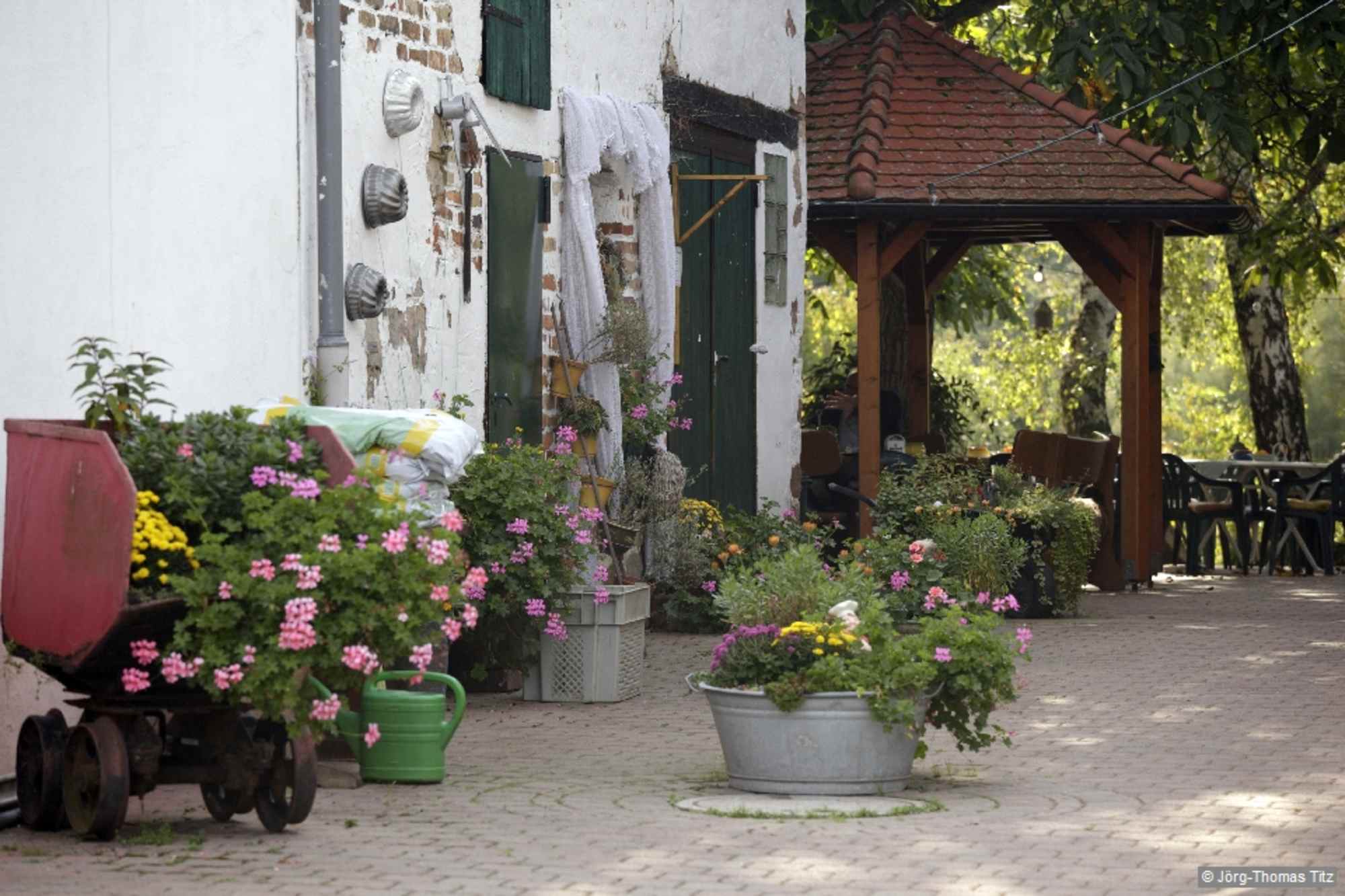 An der nächsten Wegbiegung können wir im Landgasthof »Zur Seltenbach« mit seinem schönen Biergarten einkehren. Wir gehen hier ein kurzes Stück auf der Zufahrtsstraße und wandern dann links entlang des Seltenbachs in die Erlebnislandschaft Erdekaut.