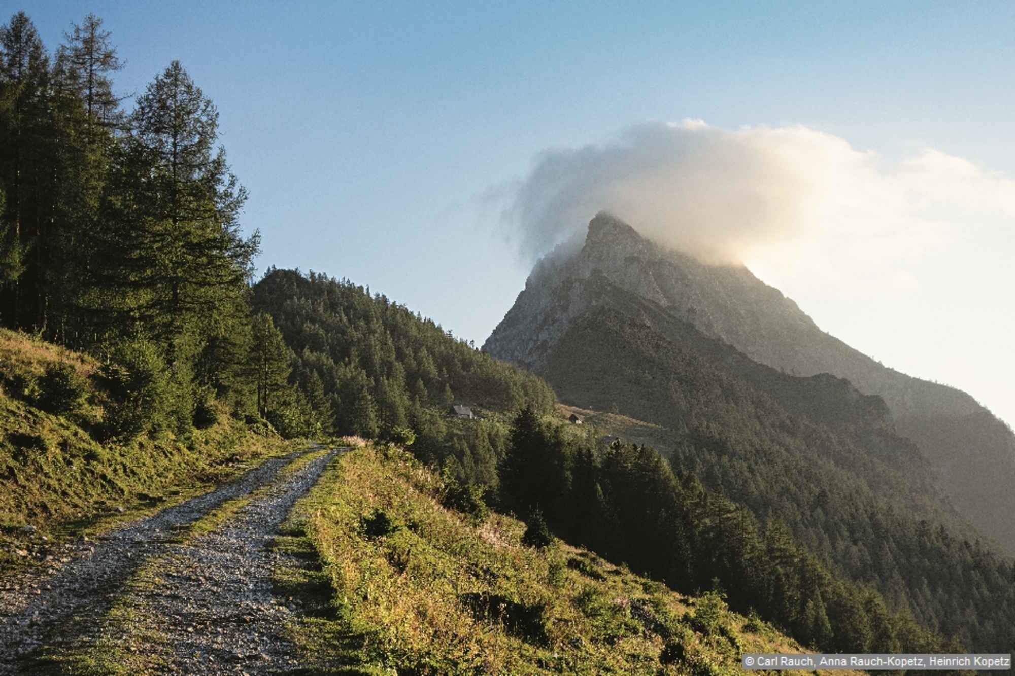 Die Arlingalmen im Abendlicht, dahinter der Bosruck mit Wolkenmütze.