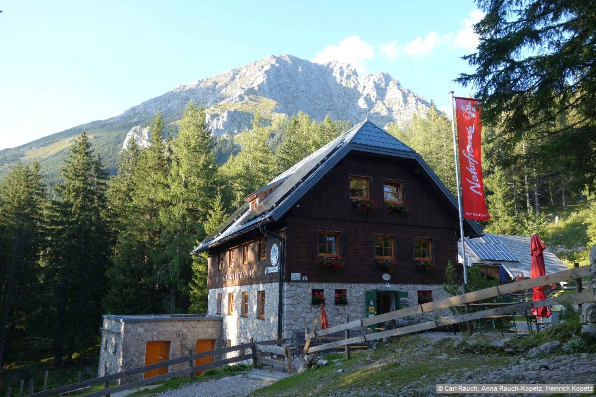 Das Rohrauerhaus auf halbem Weg ist ein beliebtes Ausflugsziel.