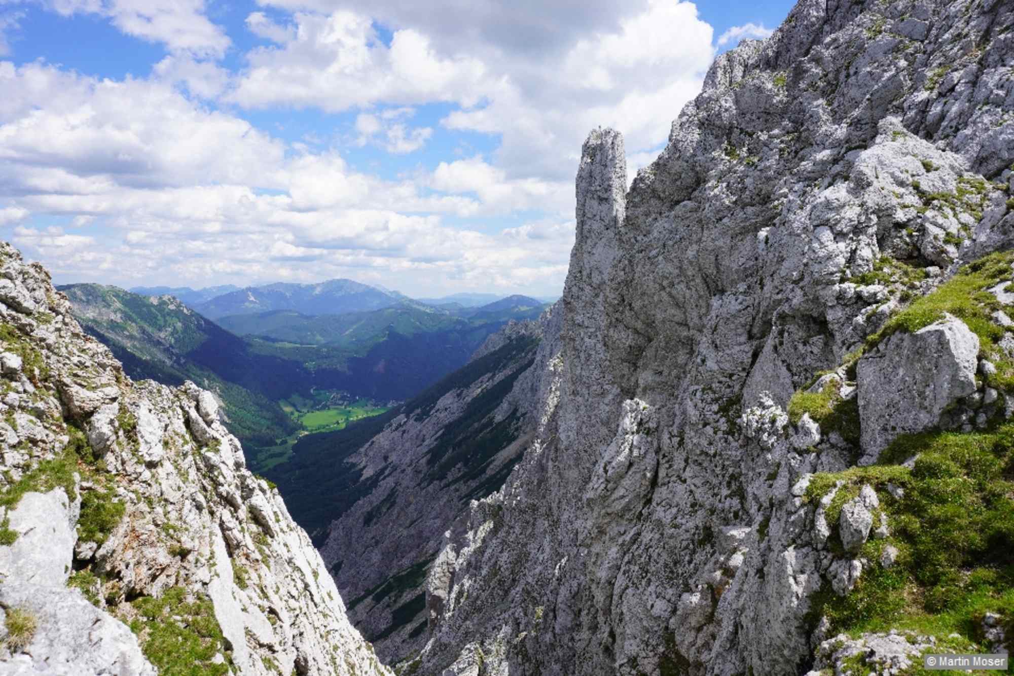 Von der Voisthaler Hütte steigen wir über das Franzosenkreuz hinab nach Seewiesen. Dabei genießen wir den schönen Blick ins Seetal.