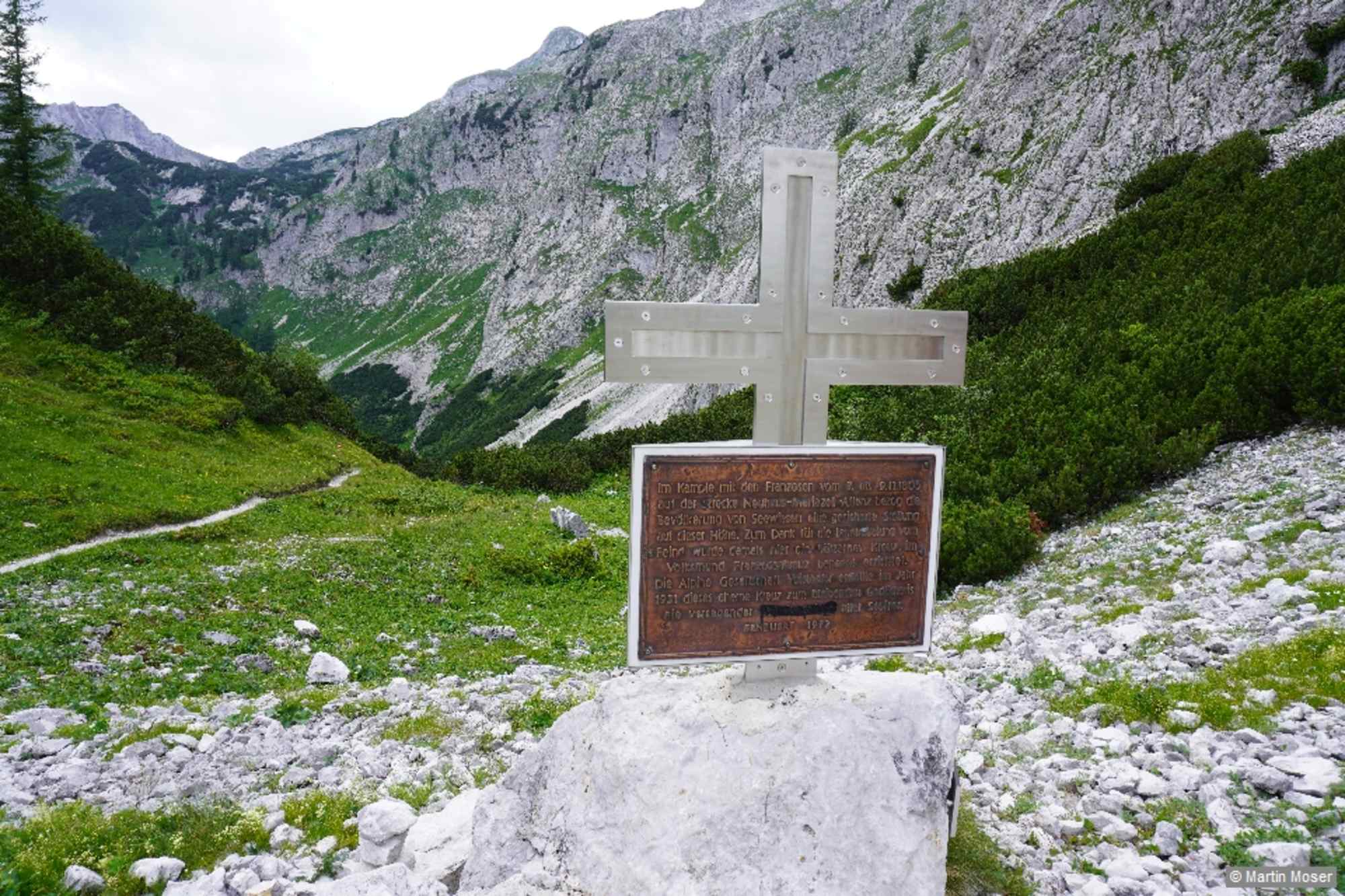 Auf dem Weg von der Voisthaler Hütte hinab nach Seewiesen kommen wir am Franzosenkreuz vorbei.