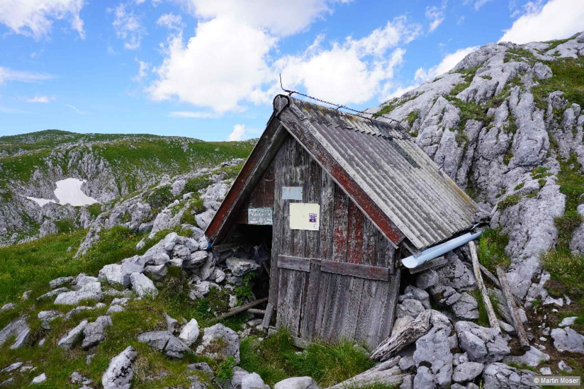 Auf dem Weg vom Höchstein in Richtung Kampl, über den Zlackensattel, kommen wir an einer Unterstandstütte vorbei.