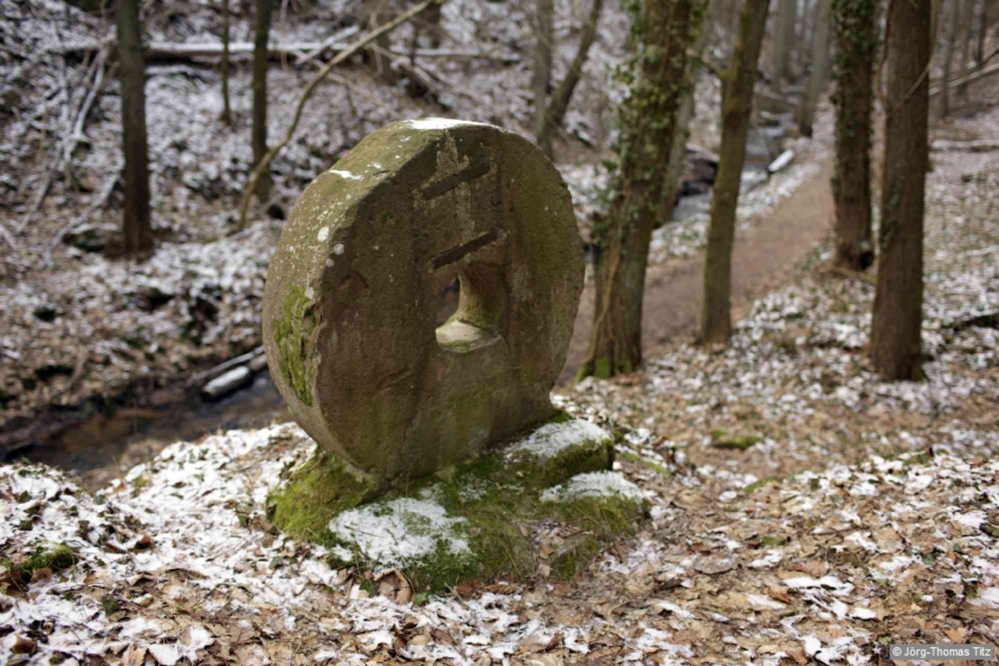 1874 wurde an dieser Stelle das Forsthaus Benjental erbaut, in dem wir einkehren können. Wir wandern weiter am Bach entlang (rotes Dreieck und roter Punkt).