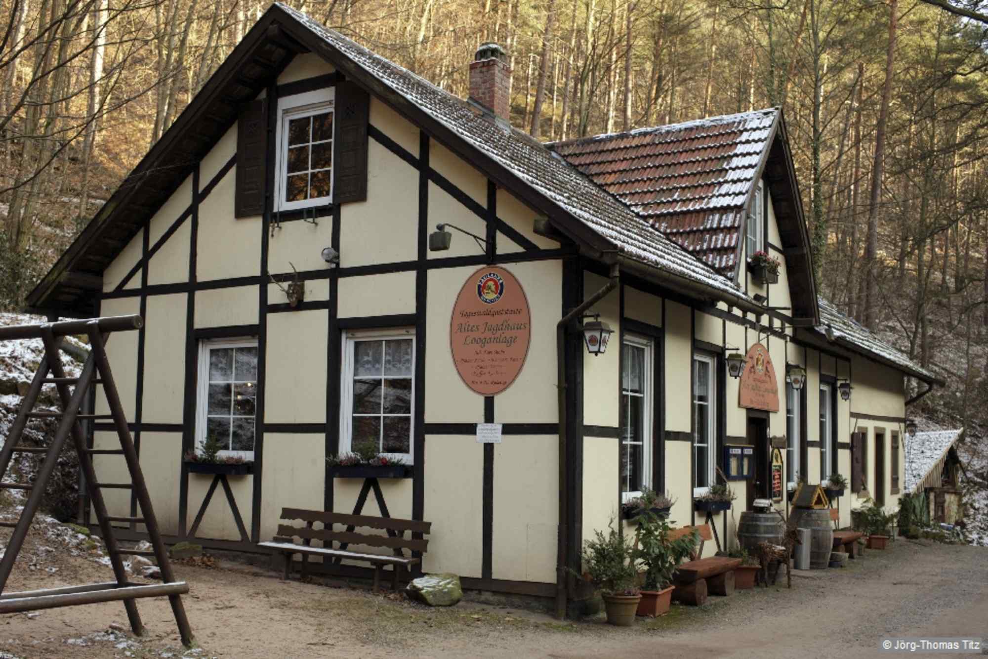 Wir erreichen die bewirtschaftete Looganlage, ein ehemaliges Jagdhaus. Nächste Mühle am Weg ist die Eselsmühle, eine ehemalige Wappenschmiede und Schleifmühle (1710 erbaut, 1860 abgebrannt).