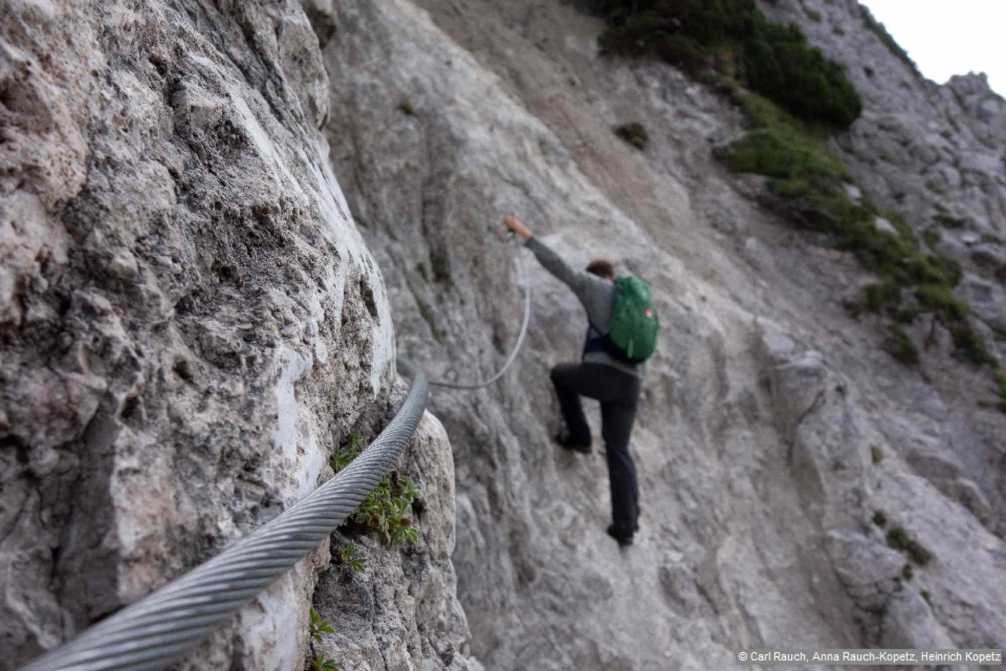 Der Klettersteig ist gut mit Stahlseilen gesichert, aber nicht immer einfach zu gehen.