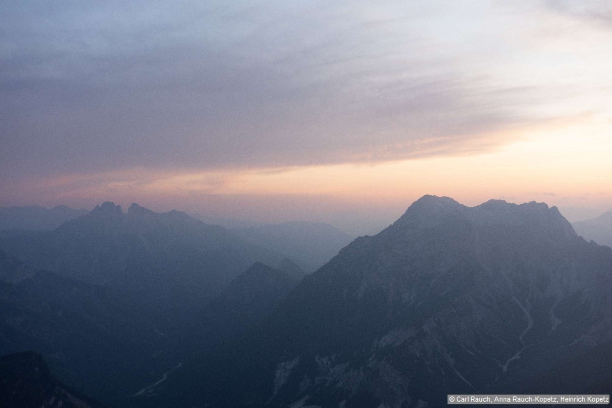 Abendstimmung: Rechts das Buchsteinmassiv, im Hintergrund Admonter Reichenstein, Sparafeld und Riffel (von links).