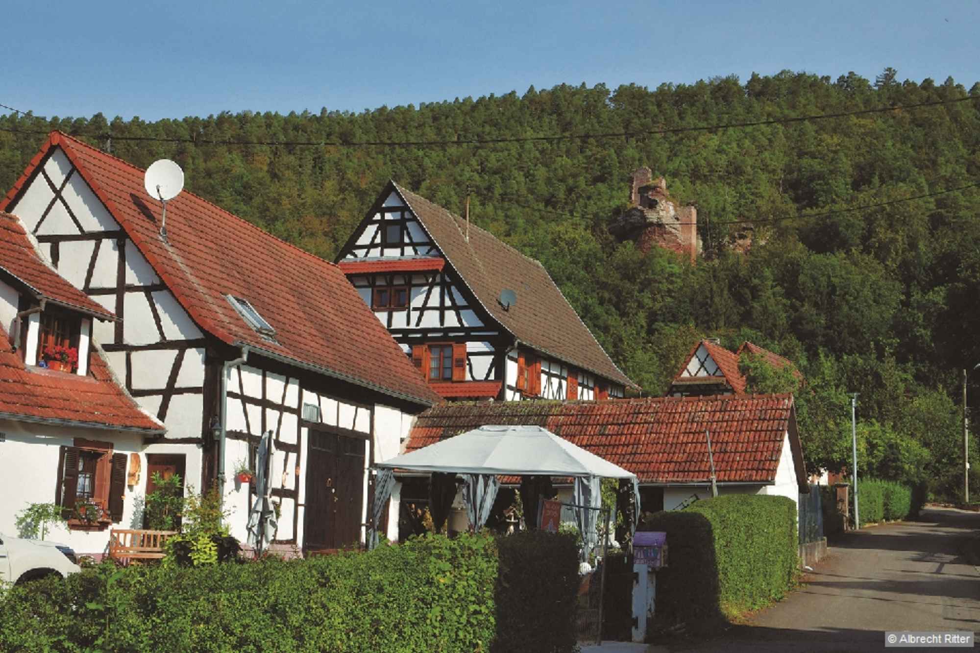 Obersteinbach mit Petit Arnsbourg im Hintergrund.