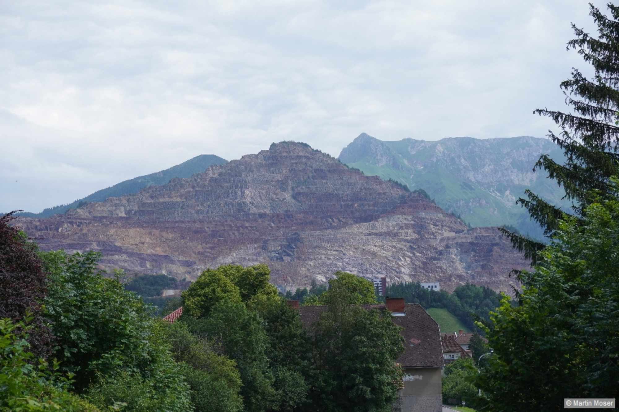 Hoch über Eisenerz thront der Erzberg.
