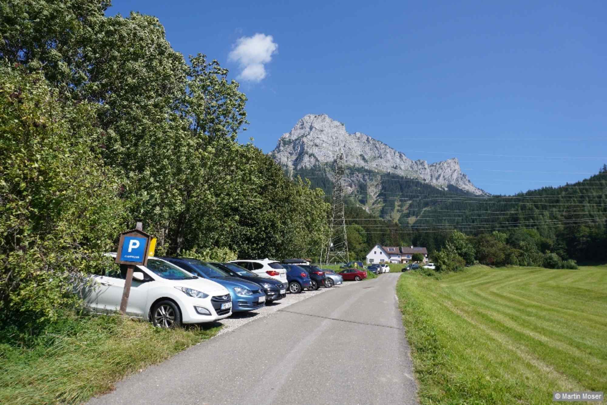 Vorbei am Parkplatz Pfaffenstein folgen wir dem markierten Aufstiegsweg 826 (Südwandsteig bzw. Schrabachersteig) bergwärts.
