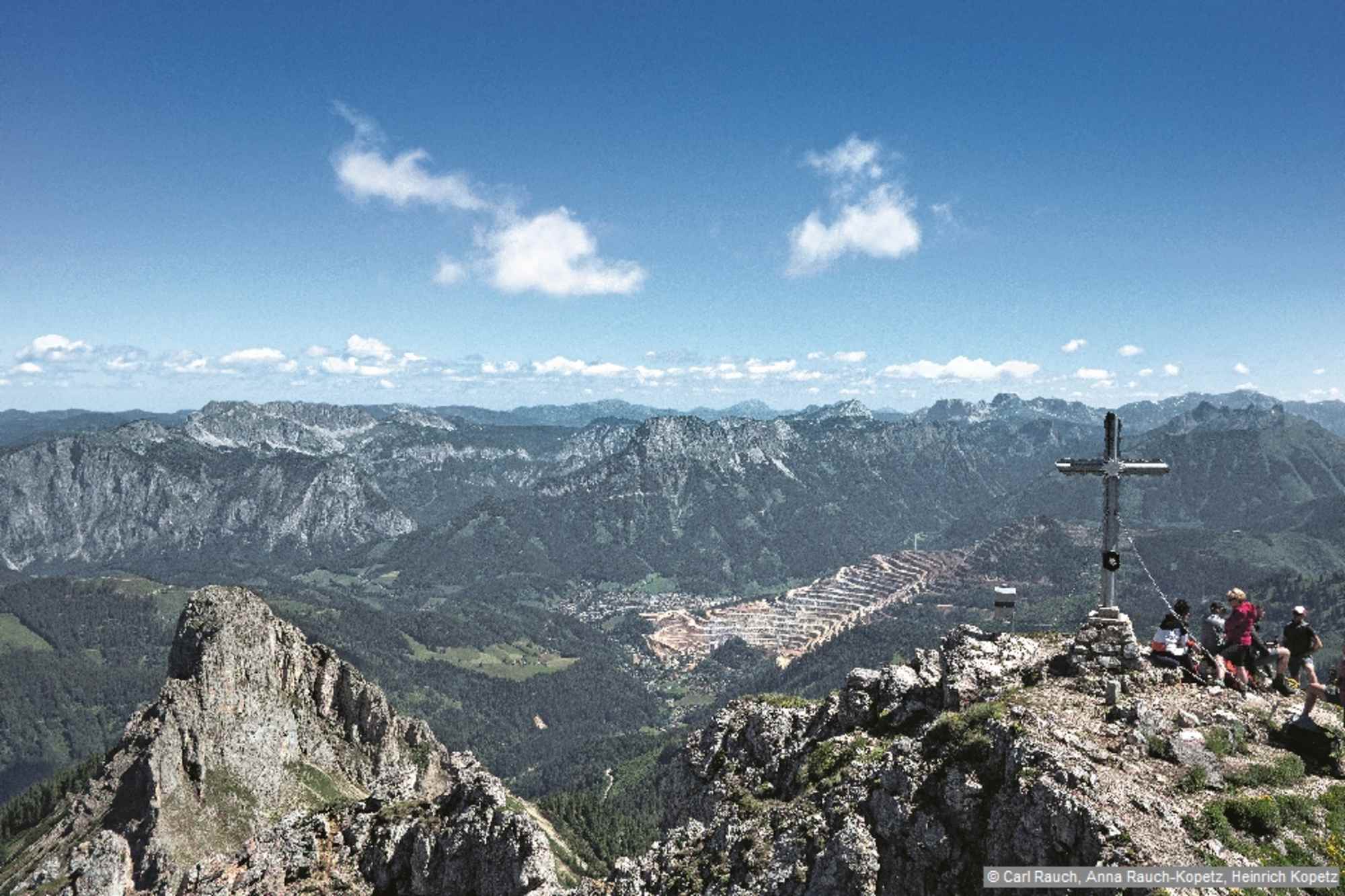 Am Gipfel des Stadelsteins, die bunte Erzberg-Pyramide zu Füßen.