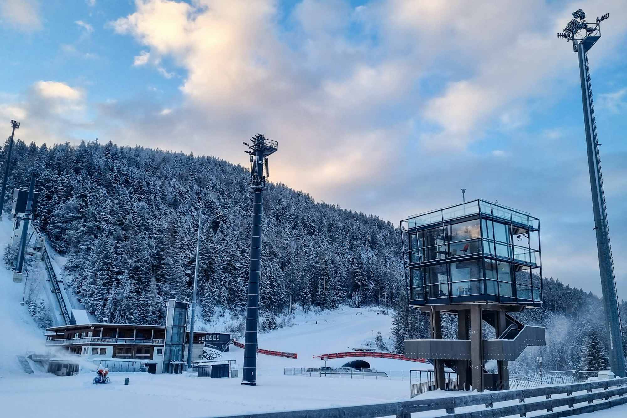 WM-Turm mit WM-Basisgebäude in Seefeld
