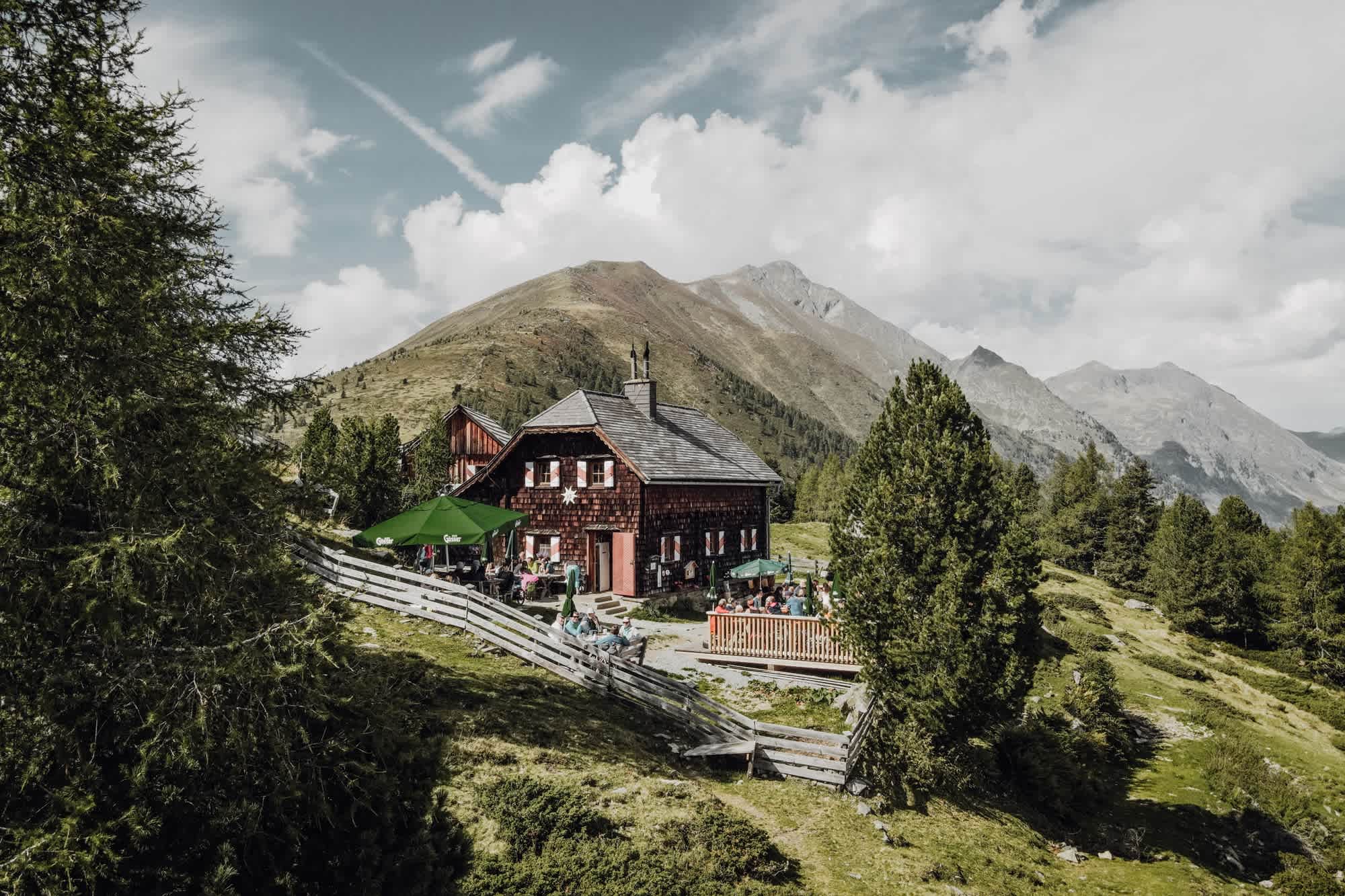 Über den zahlreichen Seen des Lungau und der Steirischen Krakau liegt die gemütliche Grazer Hütte.