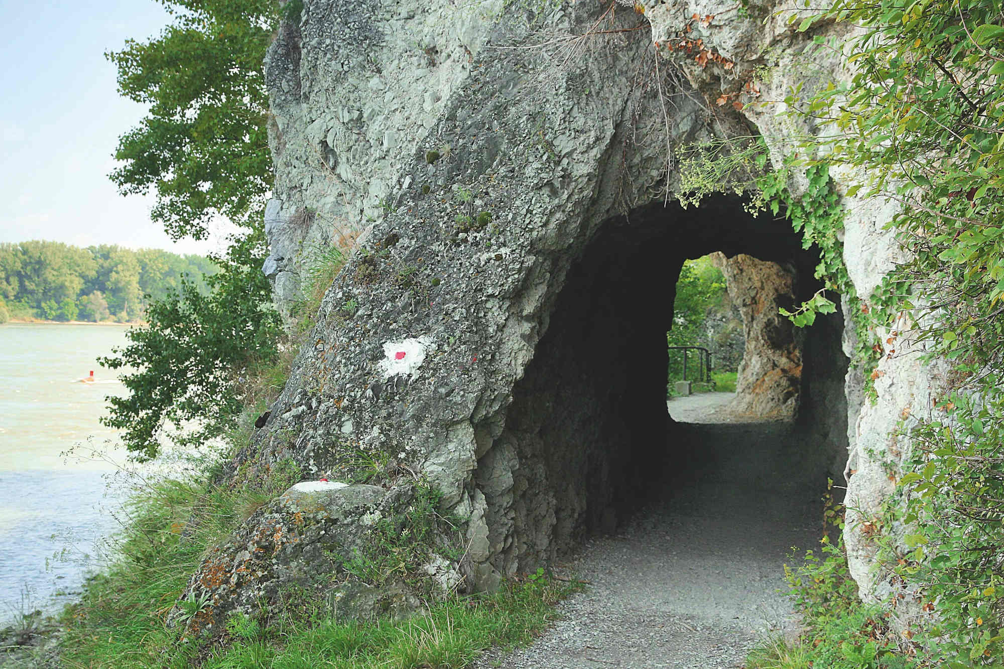 Hier führt der Wanderweg durch einen Tunnel.