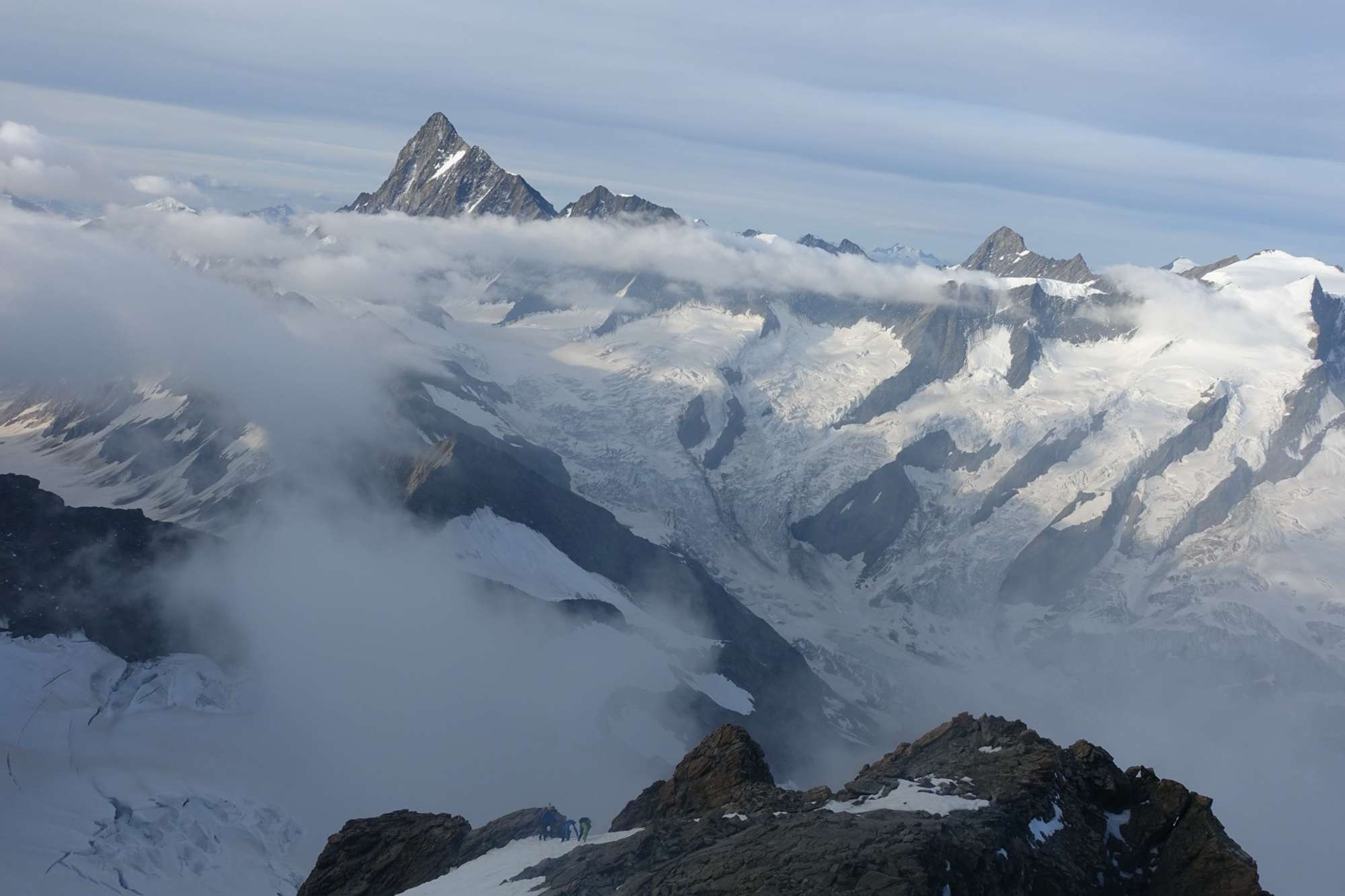 Bei der Schulter, im Hintergrund das Finsteraarhorn