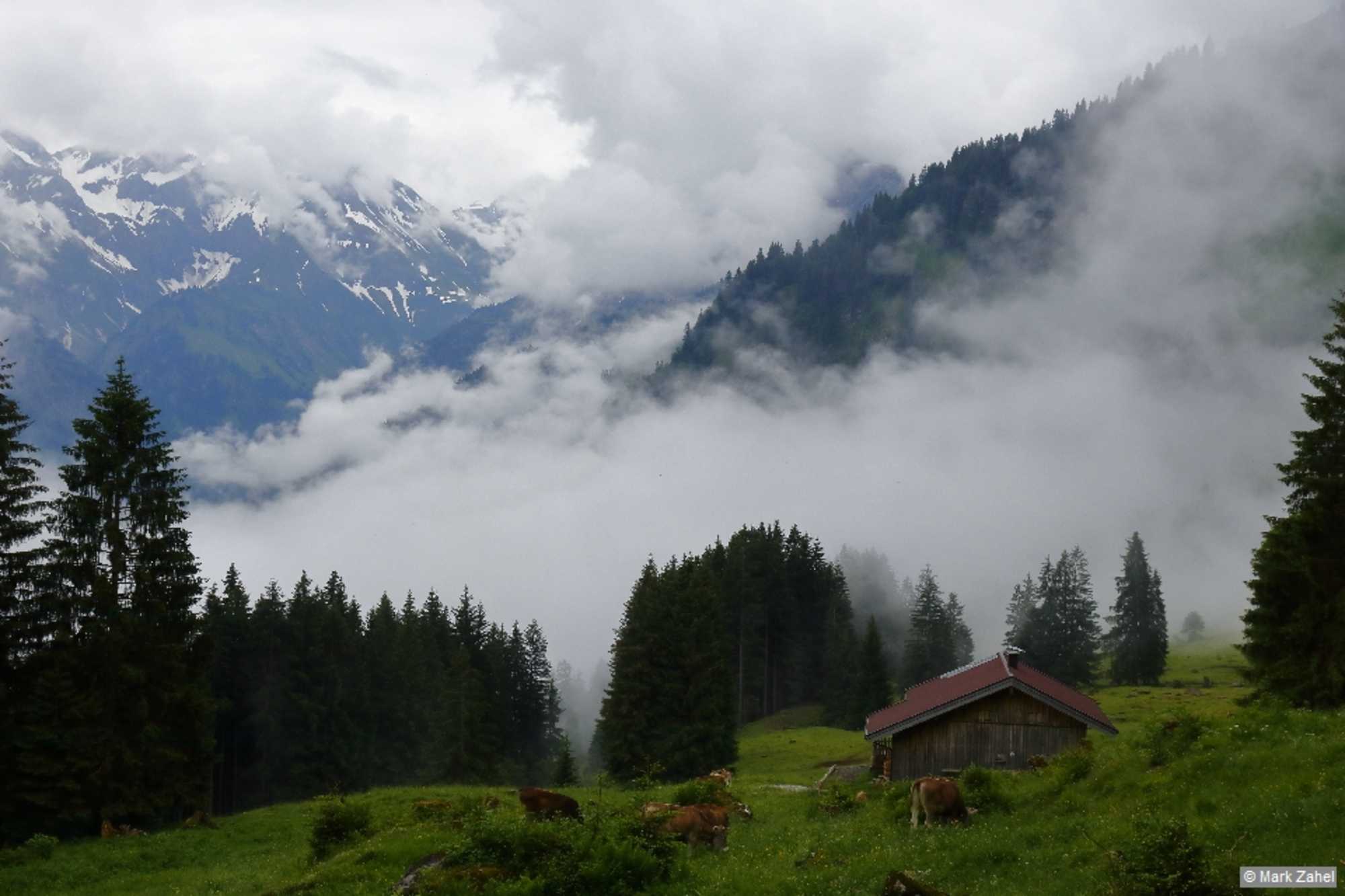 Nach der abgezogenen Regenfront wabern die Wolken im Stillachtal.