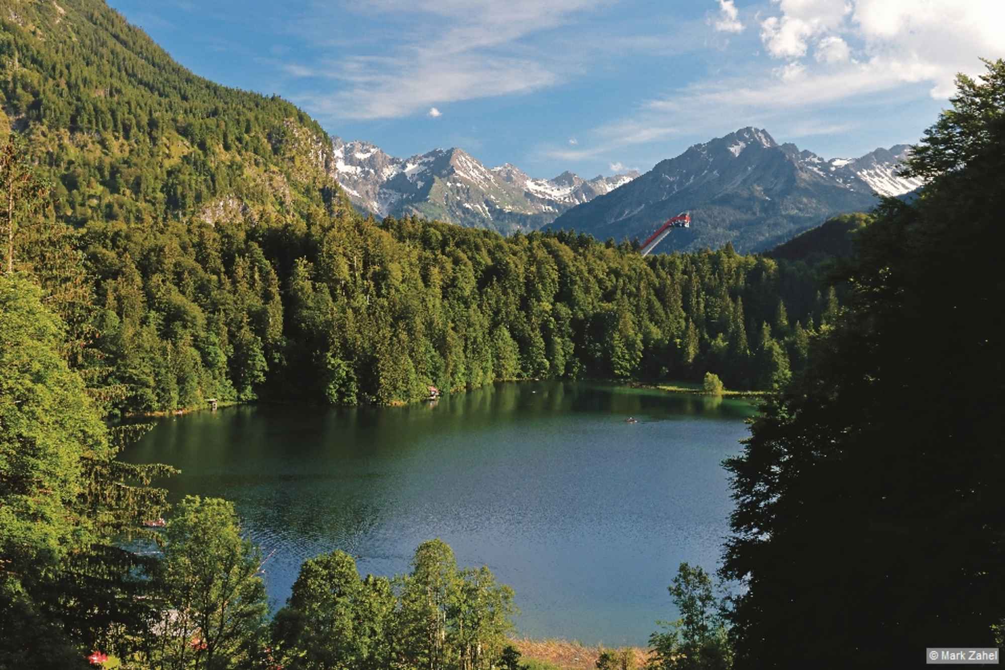 Der malerische Freibergsee mit der Heini-Klopfer-Schanze.