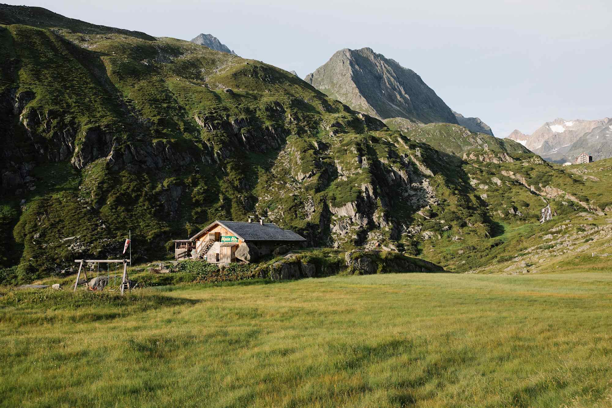 Die Alpein Alm - im Hintergrund die Franz-Senn-Hütte