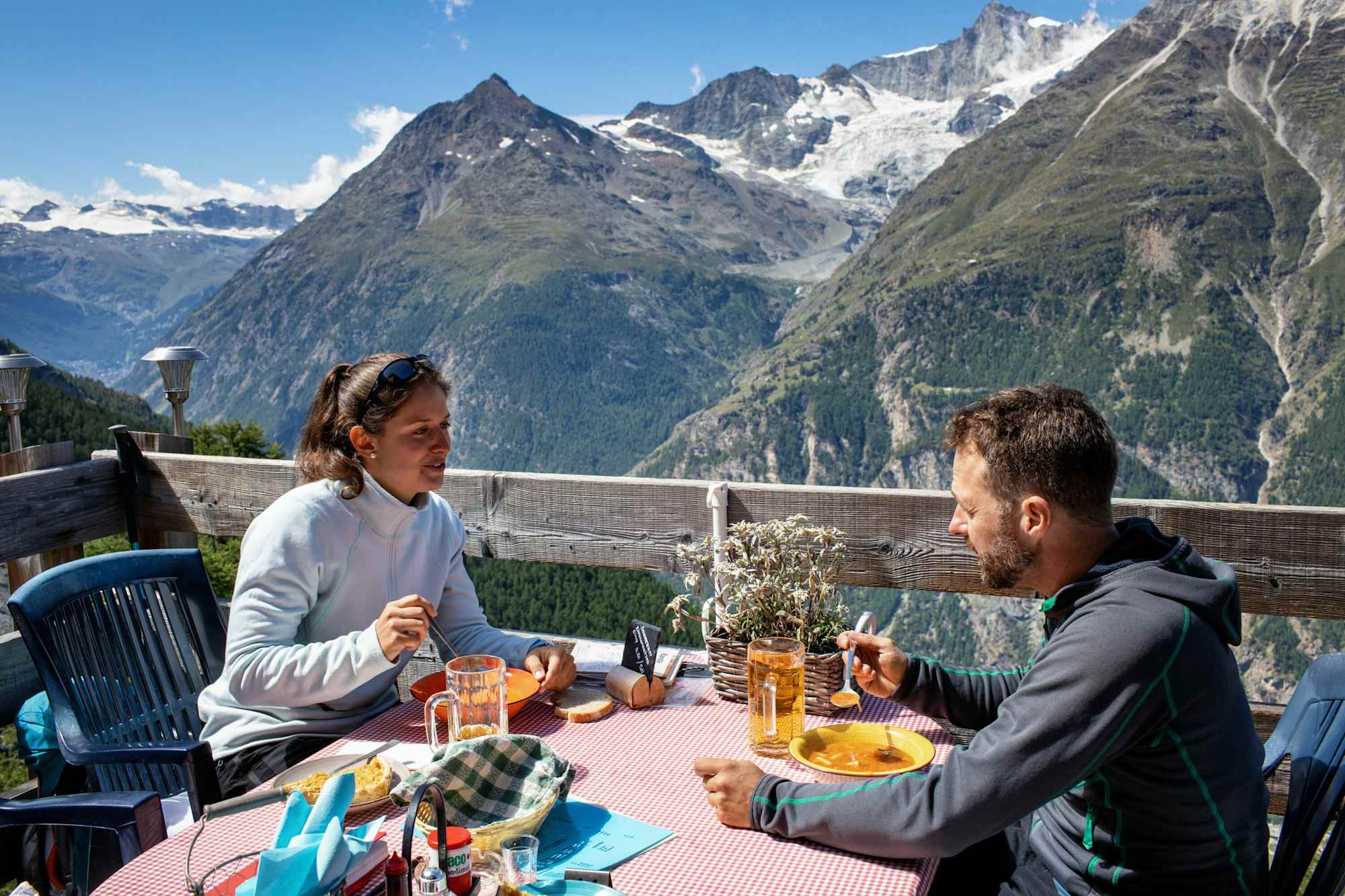 Gemütliches Mittagessen auf der Europahütte mit toller Aussicht.