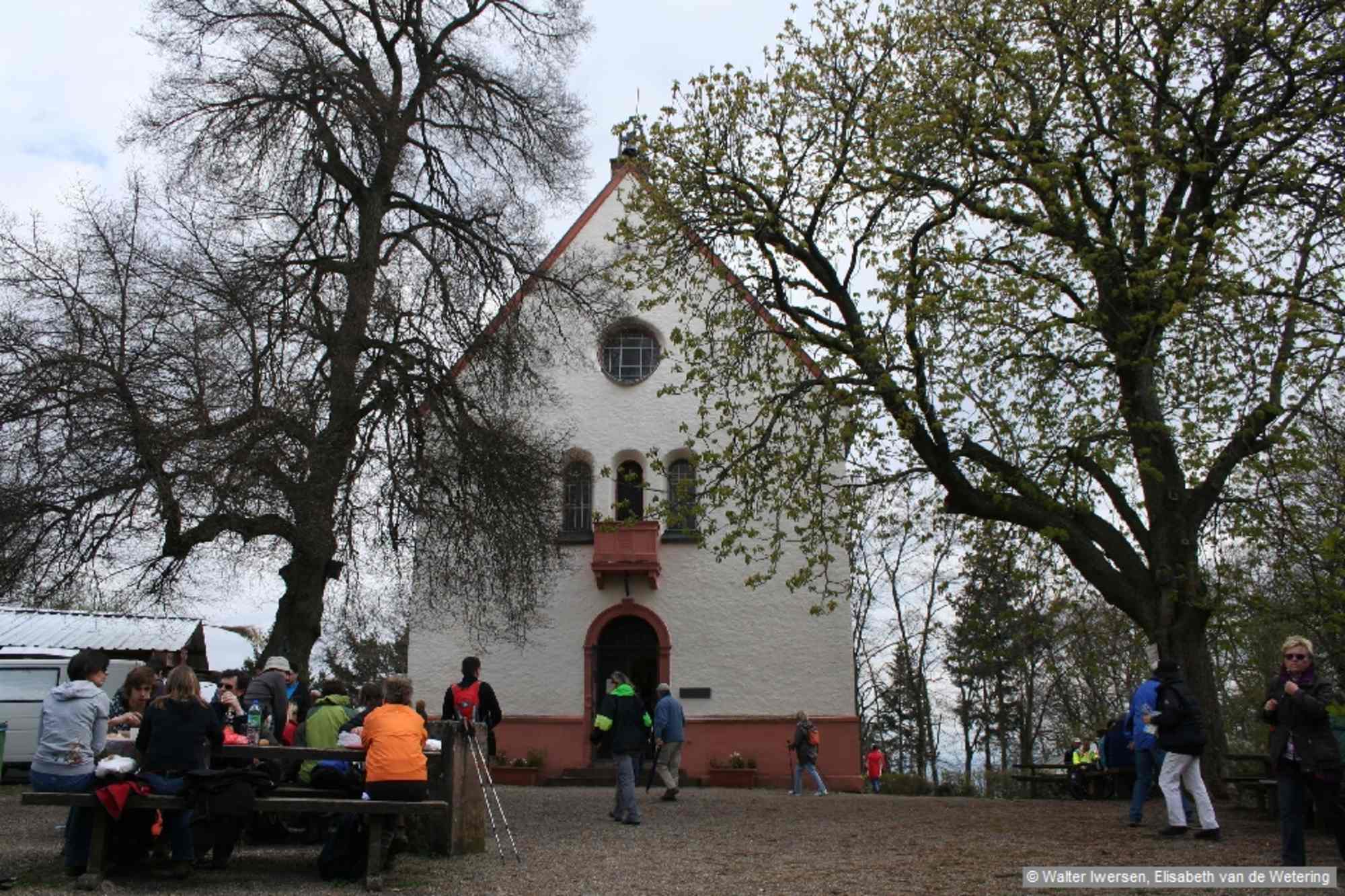 Rastbänke und Picknicktische sind aufgestellt, ein Kiosk ist an Wochenenden geöffnet.
