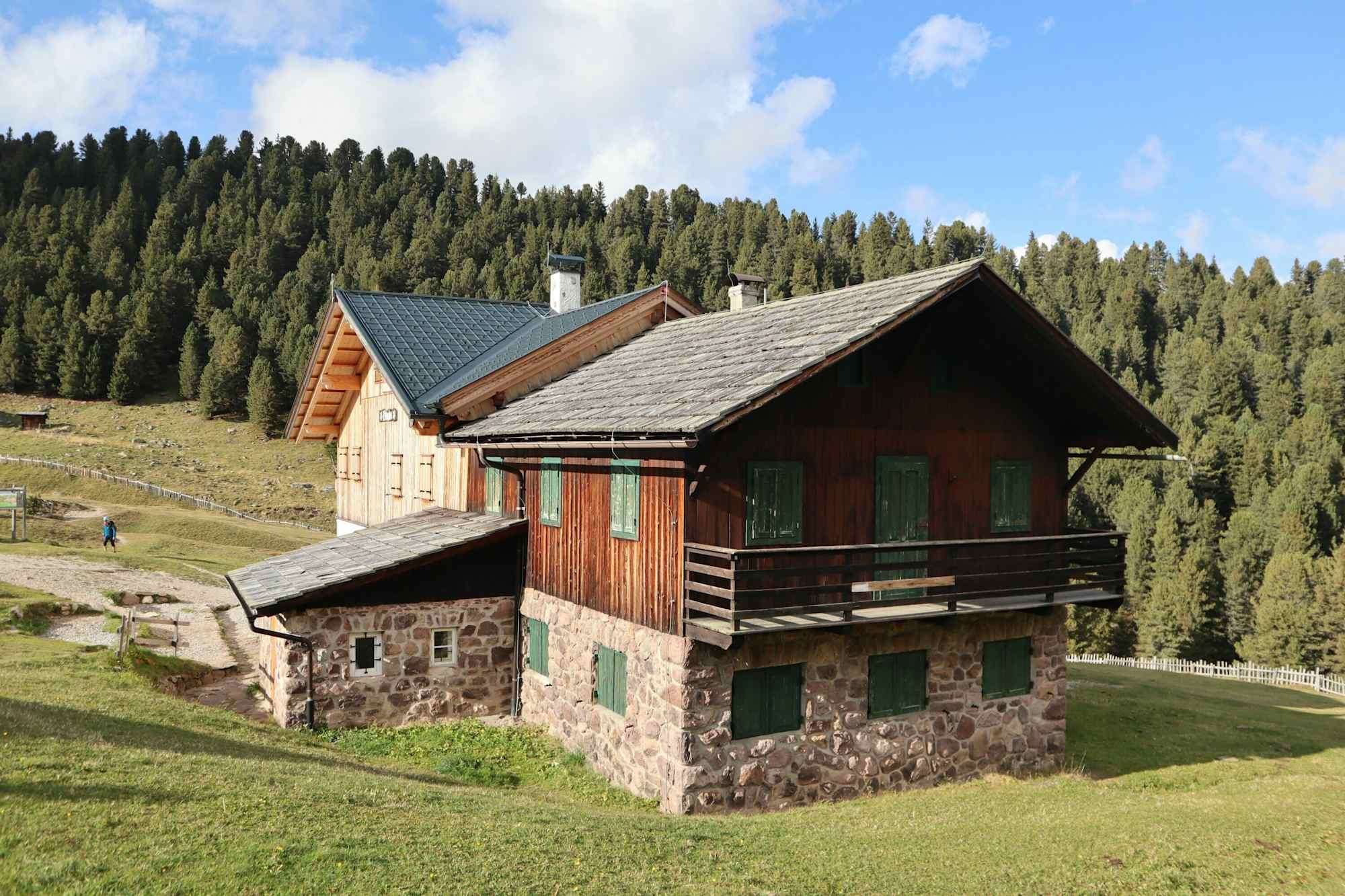 Die Brogles Hütte im Frühling