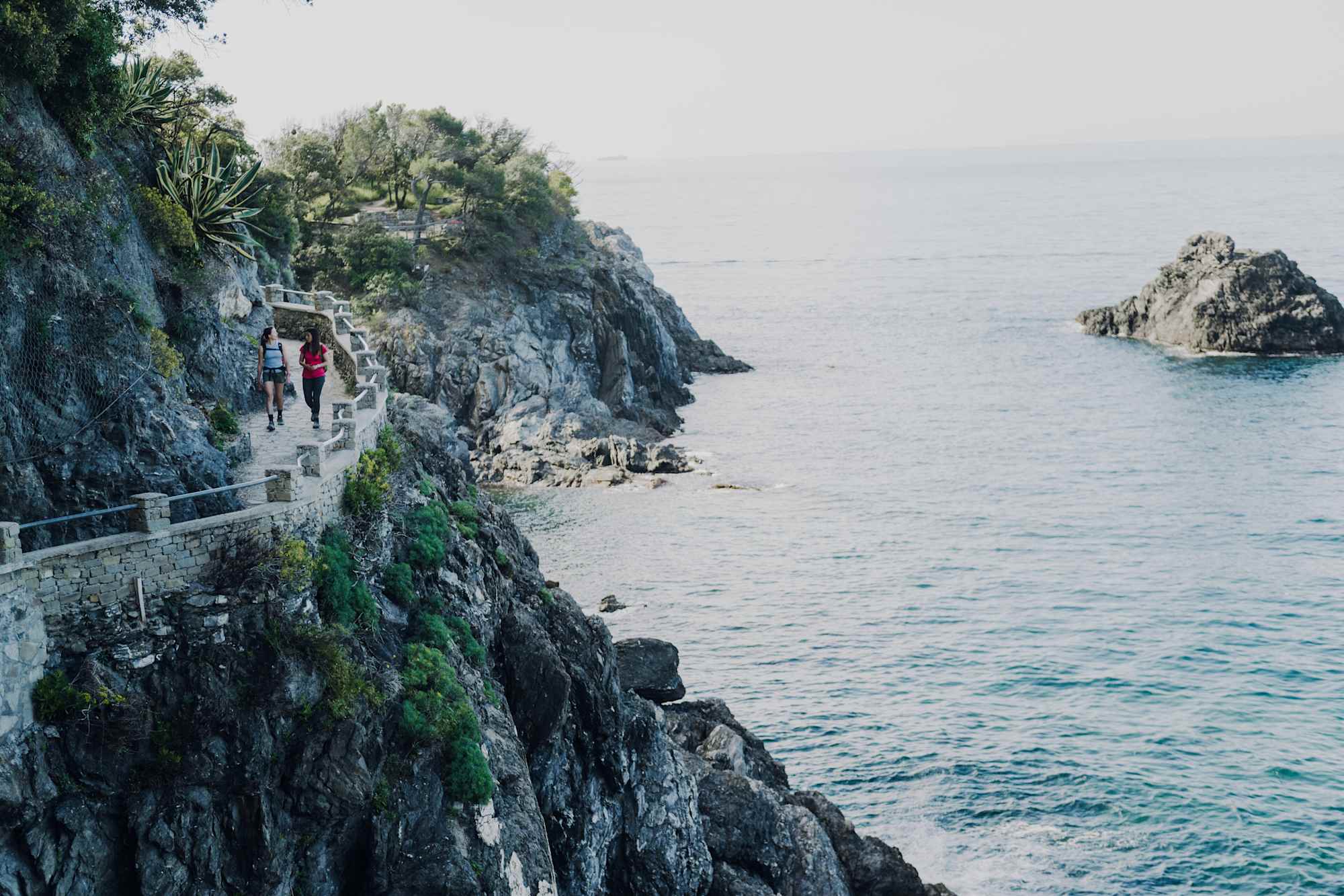 Katharina Löffler und Wanderführerin Chiara Trafossi wandern zwischen Monterosso al Mare and Vernazza.