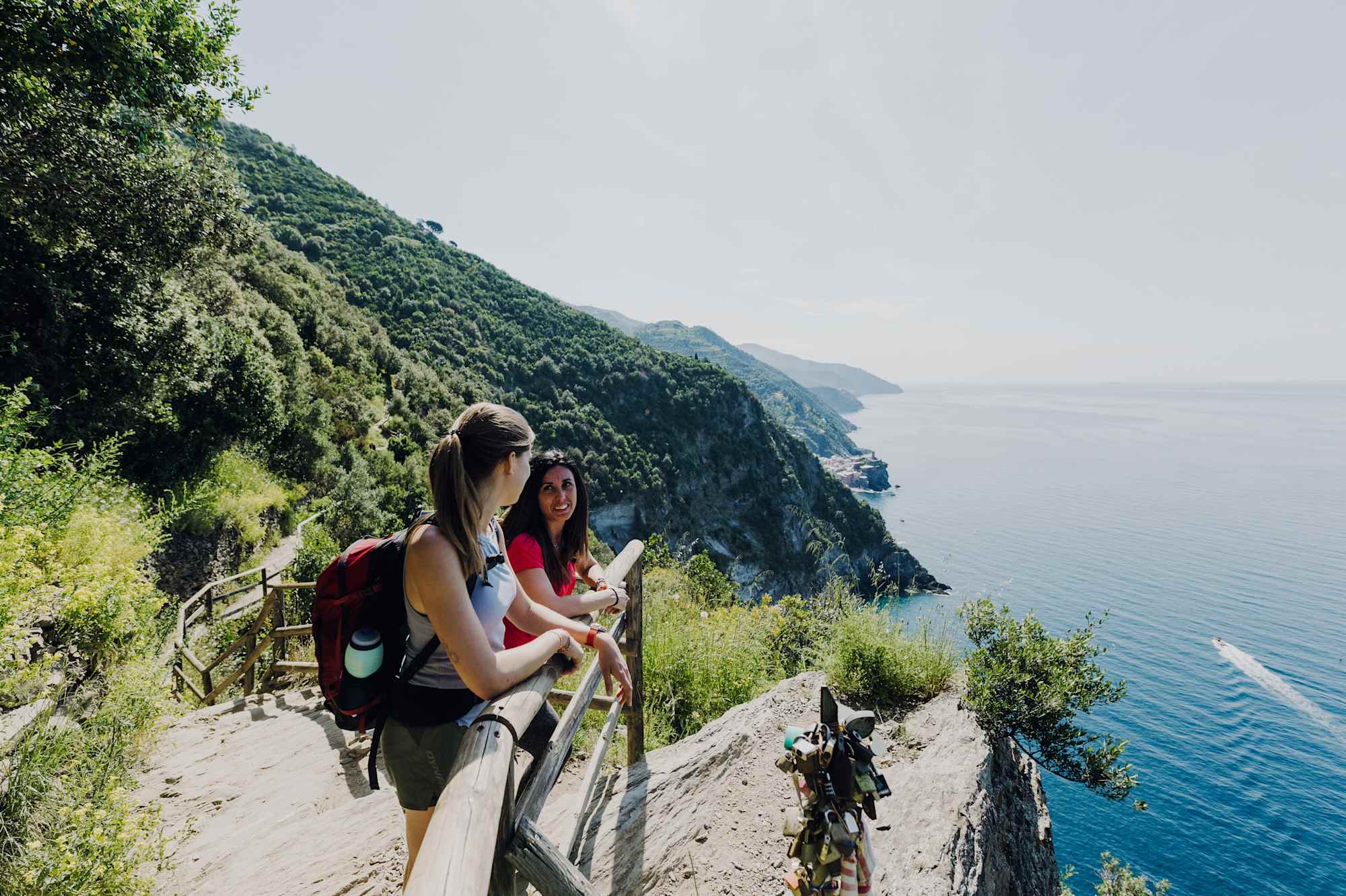Katharina Löffler und Wanderführerin Chiara Trafossi wandern zwischen Monterosso al Mare and Vernazza (Teilabschnitt 592-4)