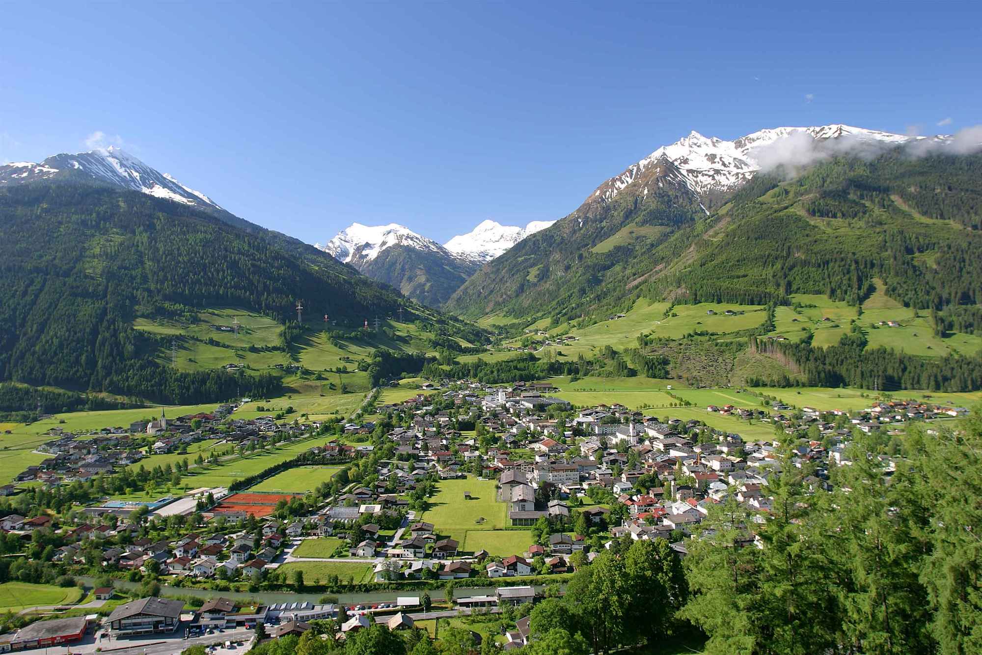 Der Felberberg (links im Bild) mit Blick auf die Stadt Mittersill