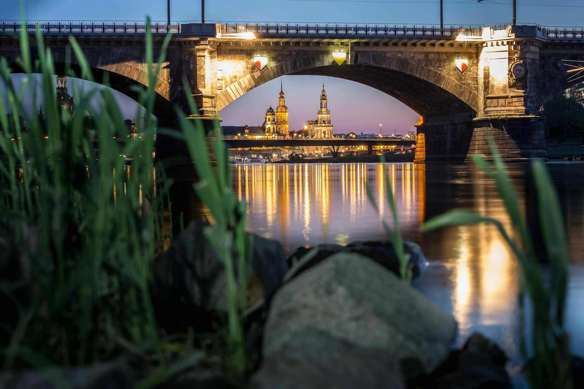 Blick vom Elbufer auf die Altstadt von Dresden