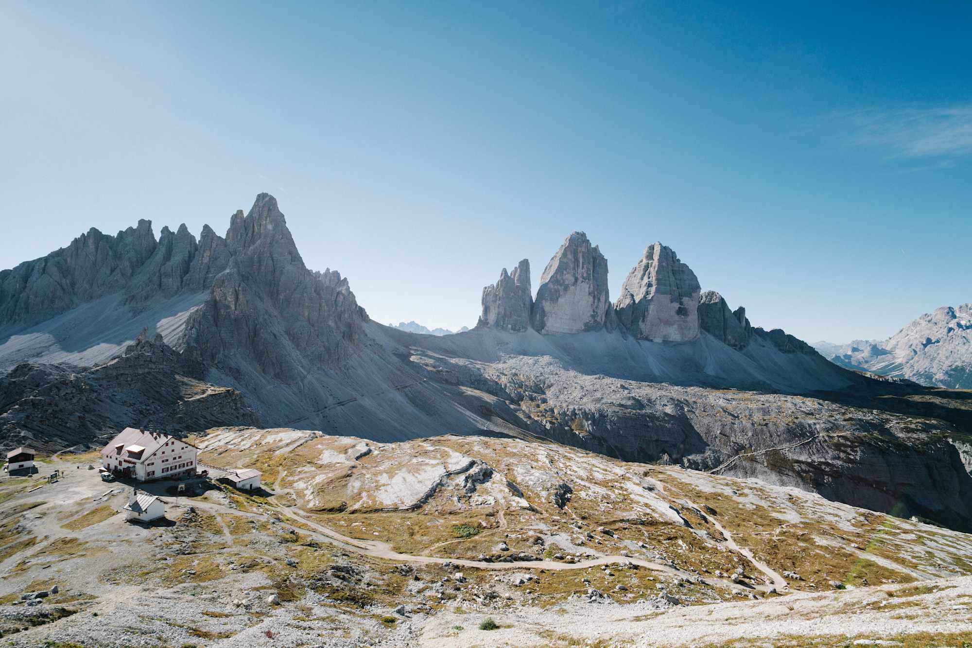 Blick auf die Drei Zinnen (rechts) von Norden aus gesehen, dem Paternkofel (2.744 m) und der Dreizinnenhütte.