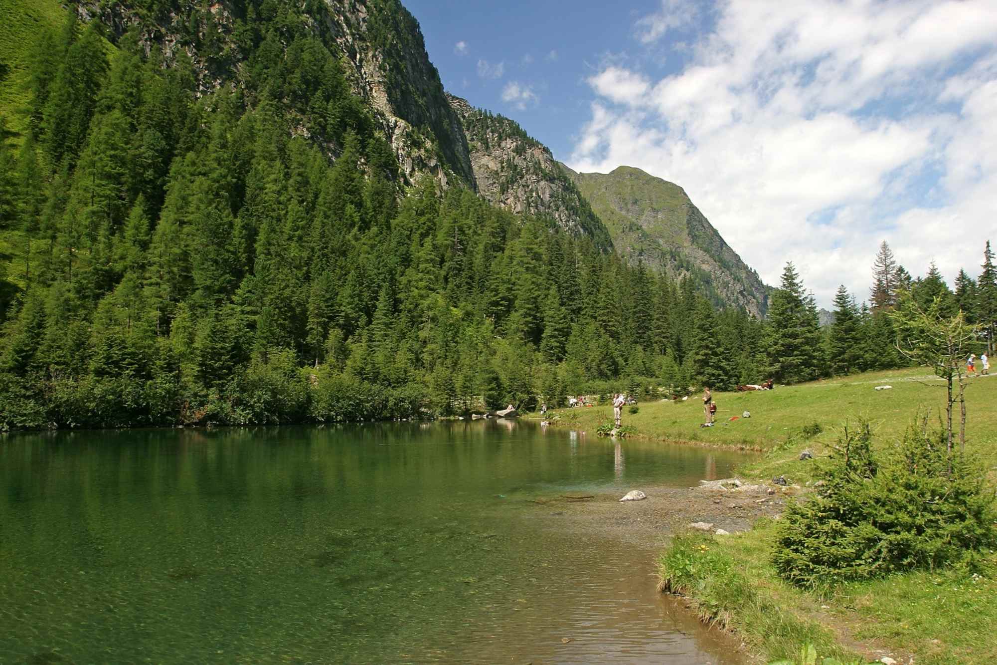 Am Elisabethsee beginnt die Wanderung entlang des Amerbachs.