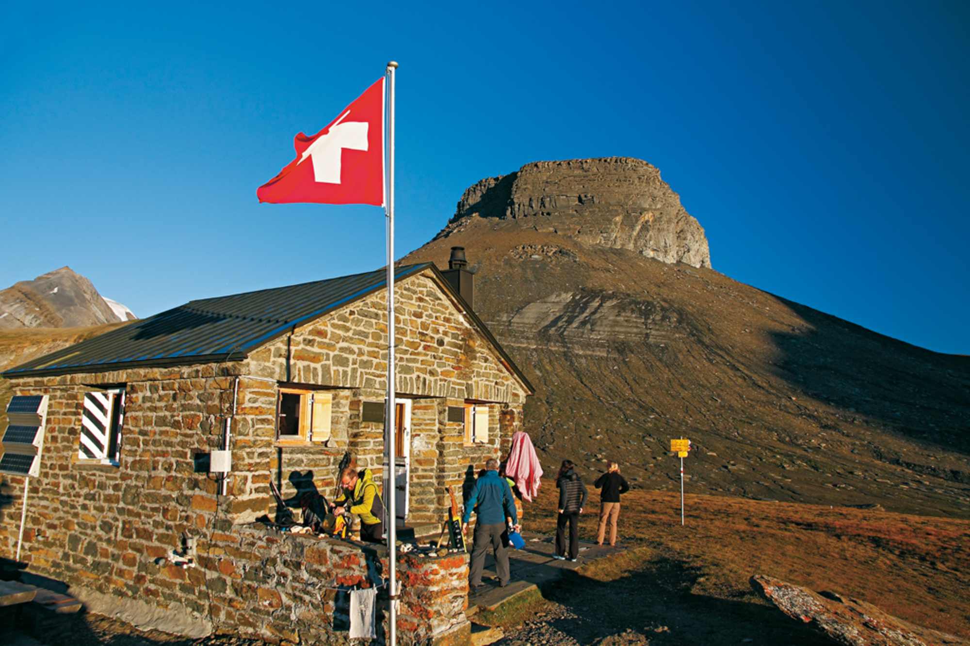 Urig liegt die Bifertenhütte am Fuße des Kistenstöcklis.