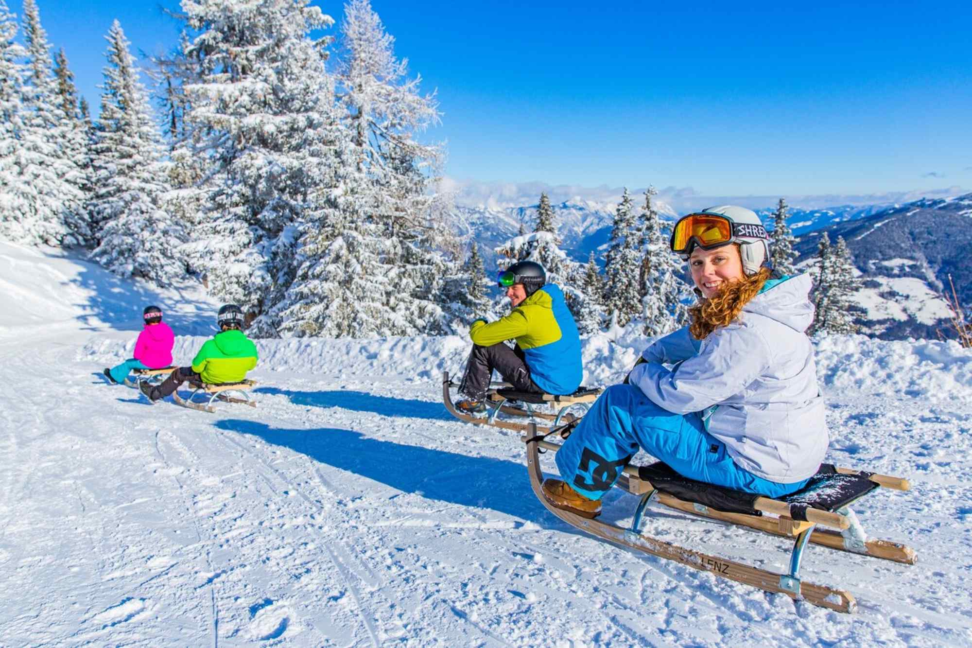 Familie beim Rodeln auf der Hochwurzen