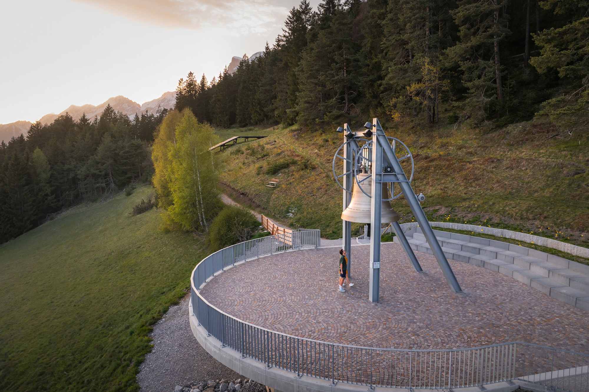 Friedensglocke Mösern zur Sonnenuntergangsstimmung im Frühlin