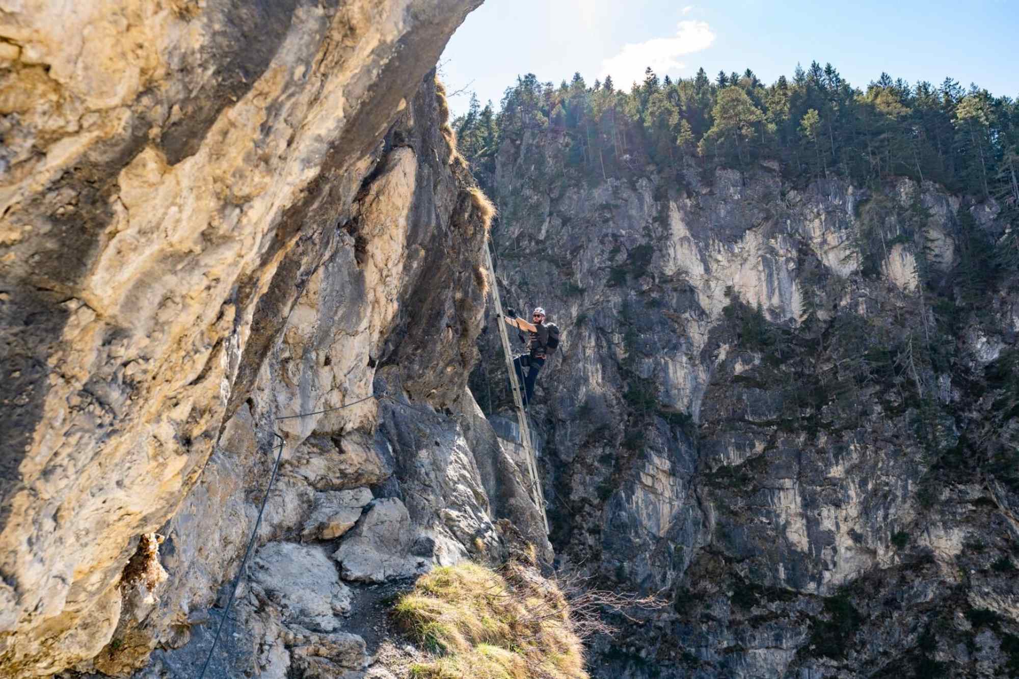 Spektakuläre Leiter im Klettersteig Endorphin