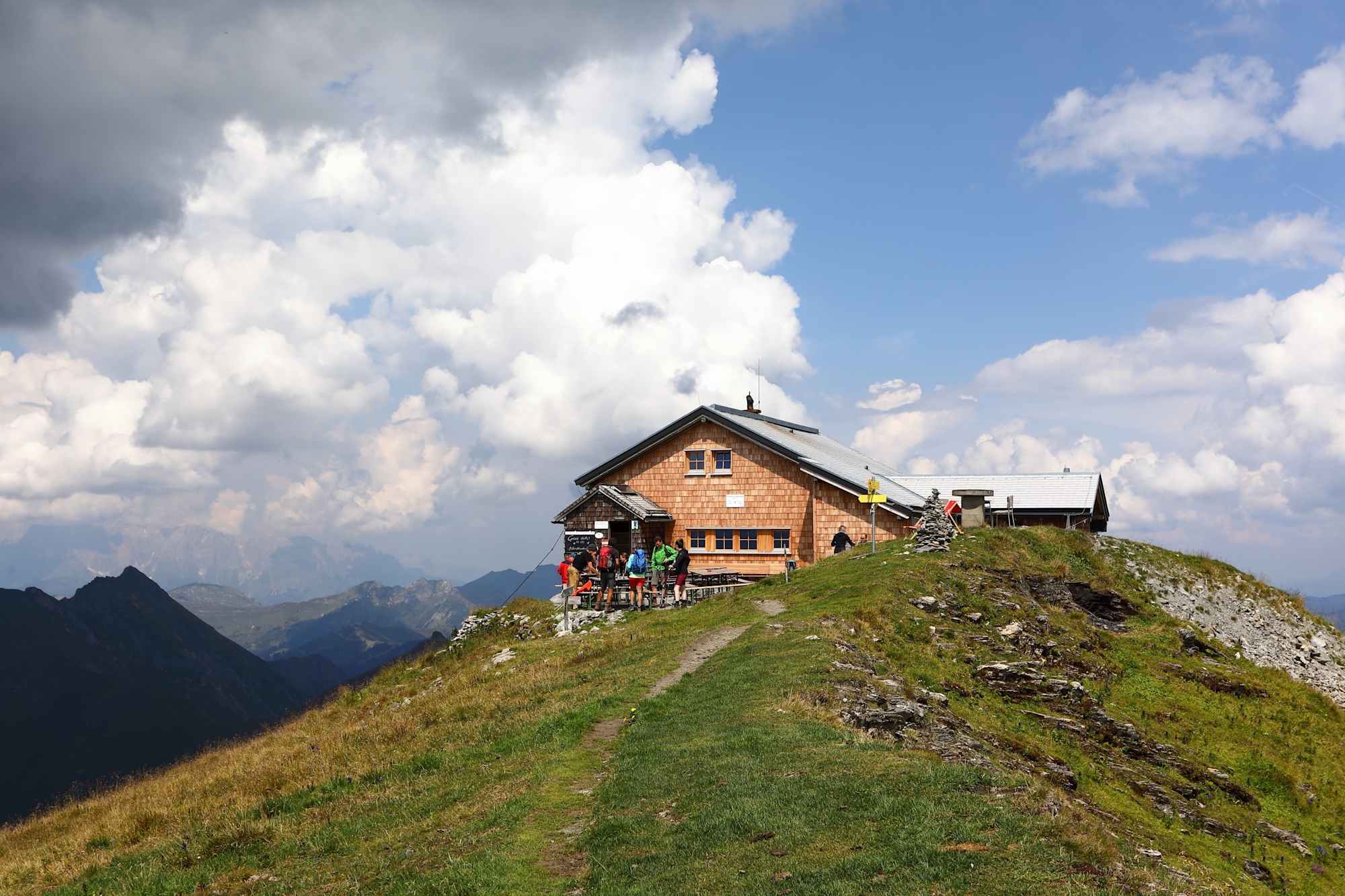 Die Gamskarkogelhütte steht in traumhafter Aussichtsalge.